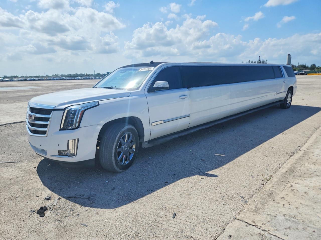 2015 Chevrolet Suburban C1500 Lt White vin: 1GNSCJKC0FR139800
