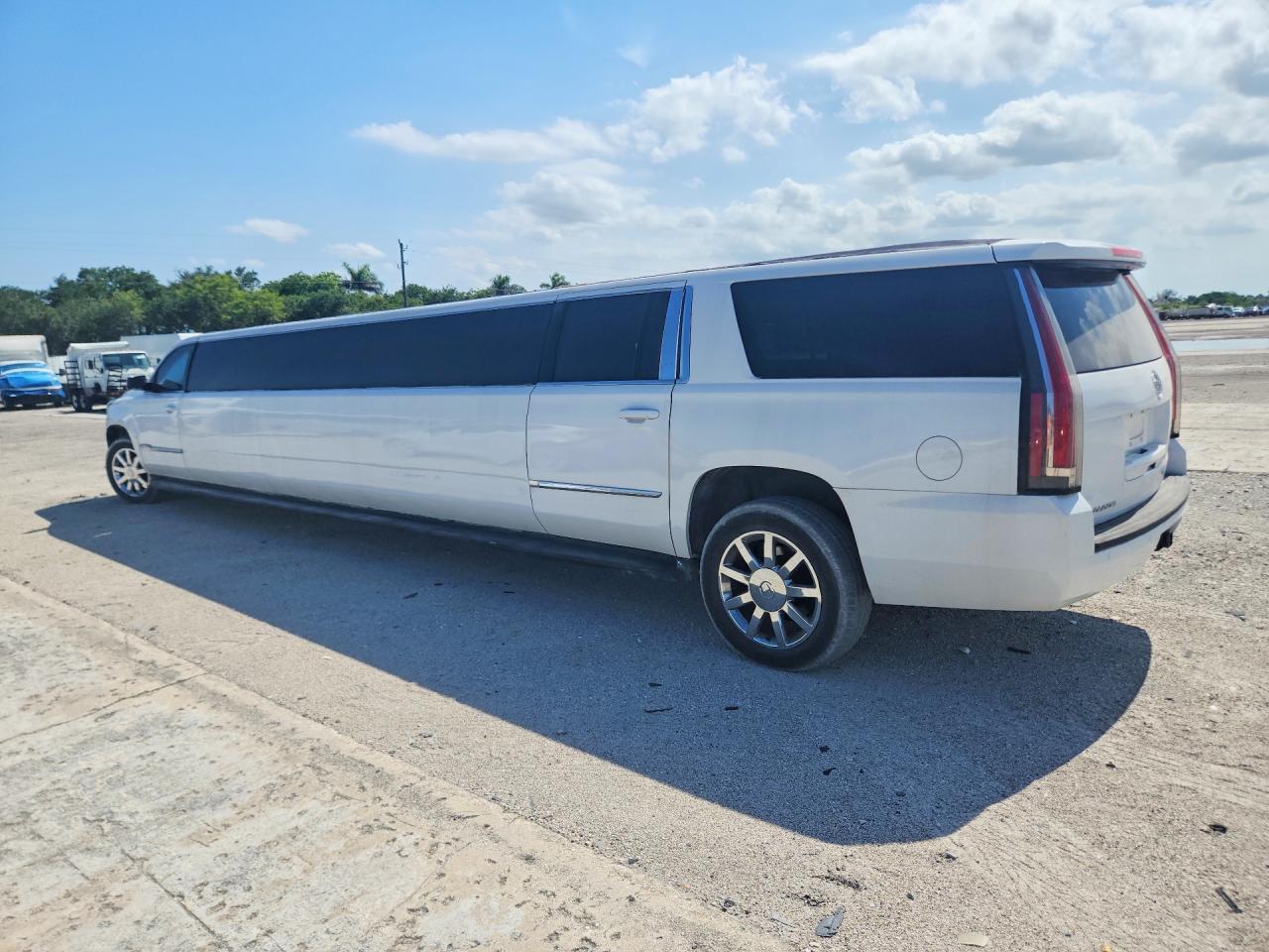 2015 Chevrolet Suburban C1500 Lt White vin: 1GNSCJKC0FR139800