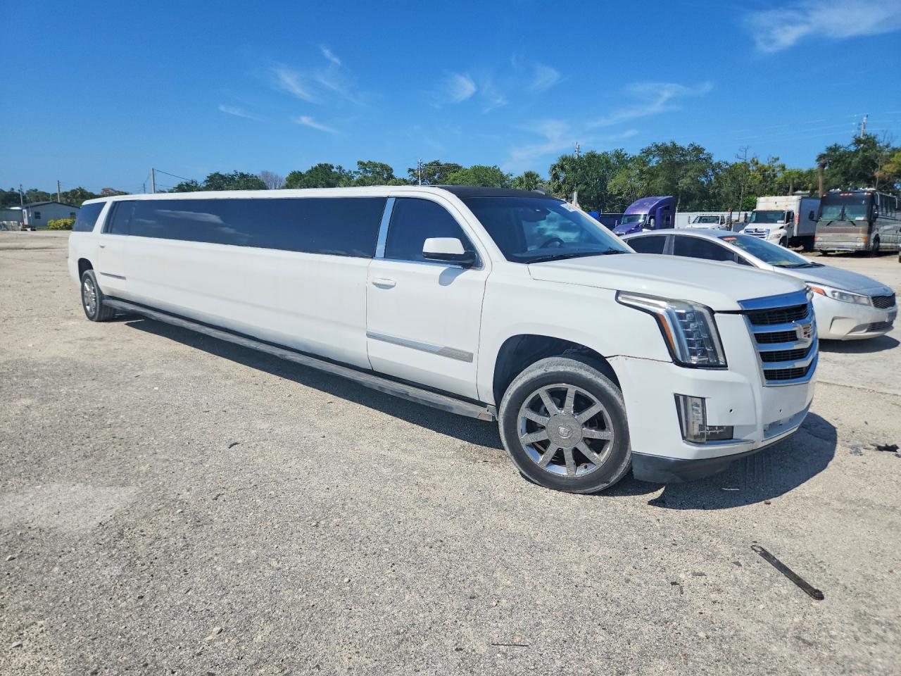 2015 Chevrolet Suburban C1500 Lt White vin: 1GNSCJKC0FR139800