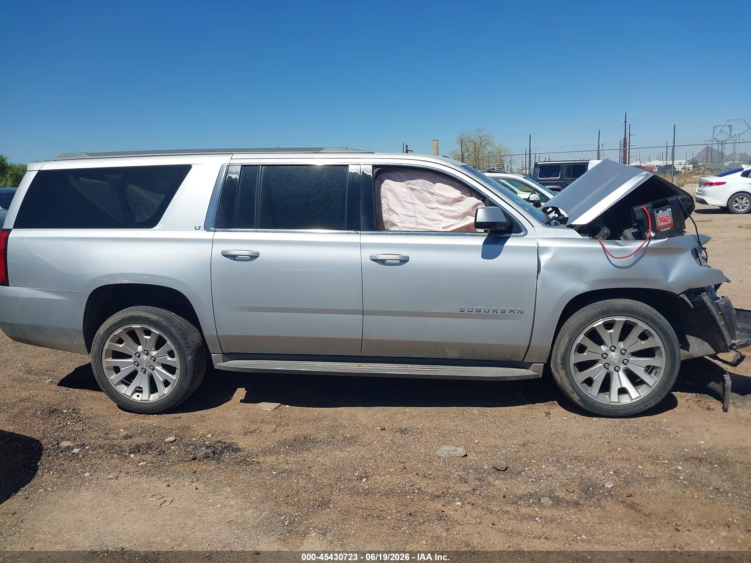 2015 Chevrolet Suburban Lt Серебряный vin: 1GNSCJKC0FR306642