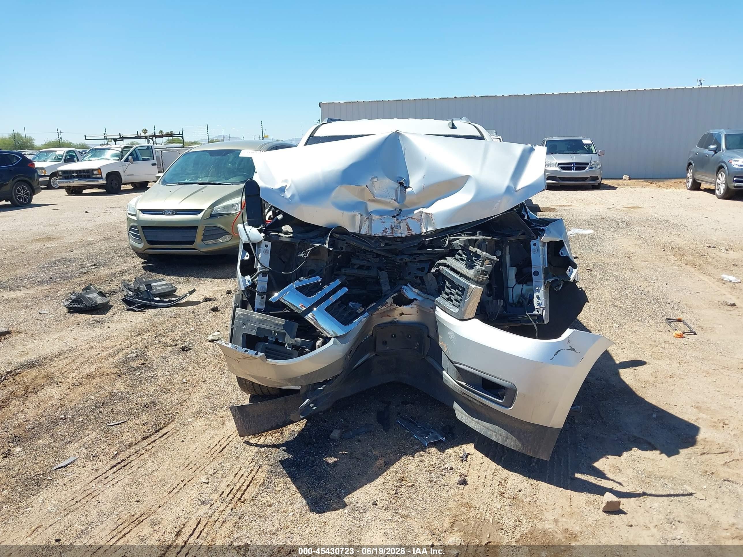 2015 Chevrolet Suburban Lt Серебряный vin: 1GNSCJKC0FR306642