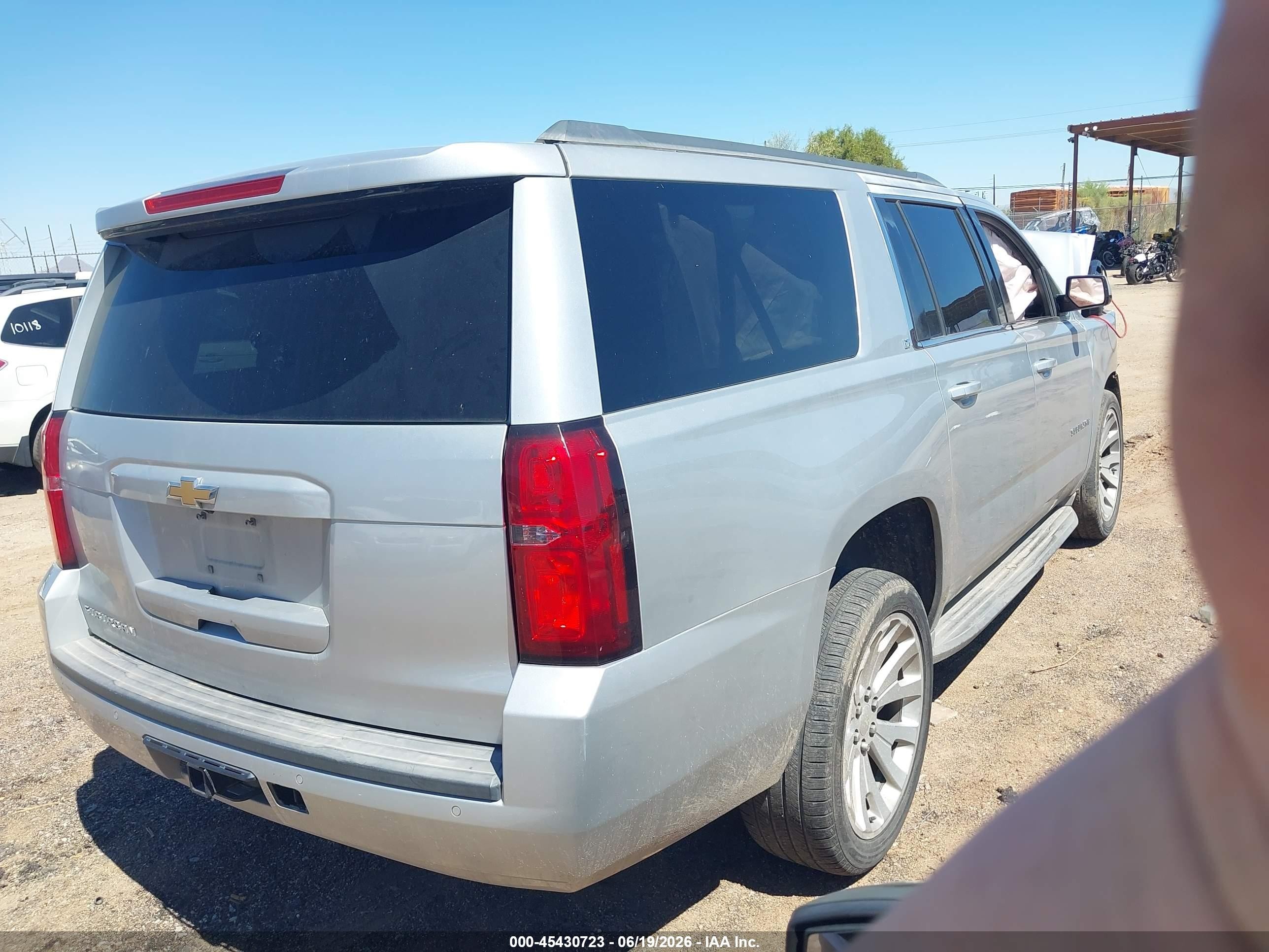 2015 Chevrolet Suburban Lt Серебряный vin: 1GNSCJKC0FR306642