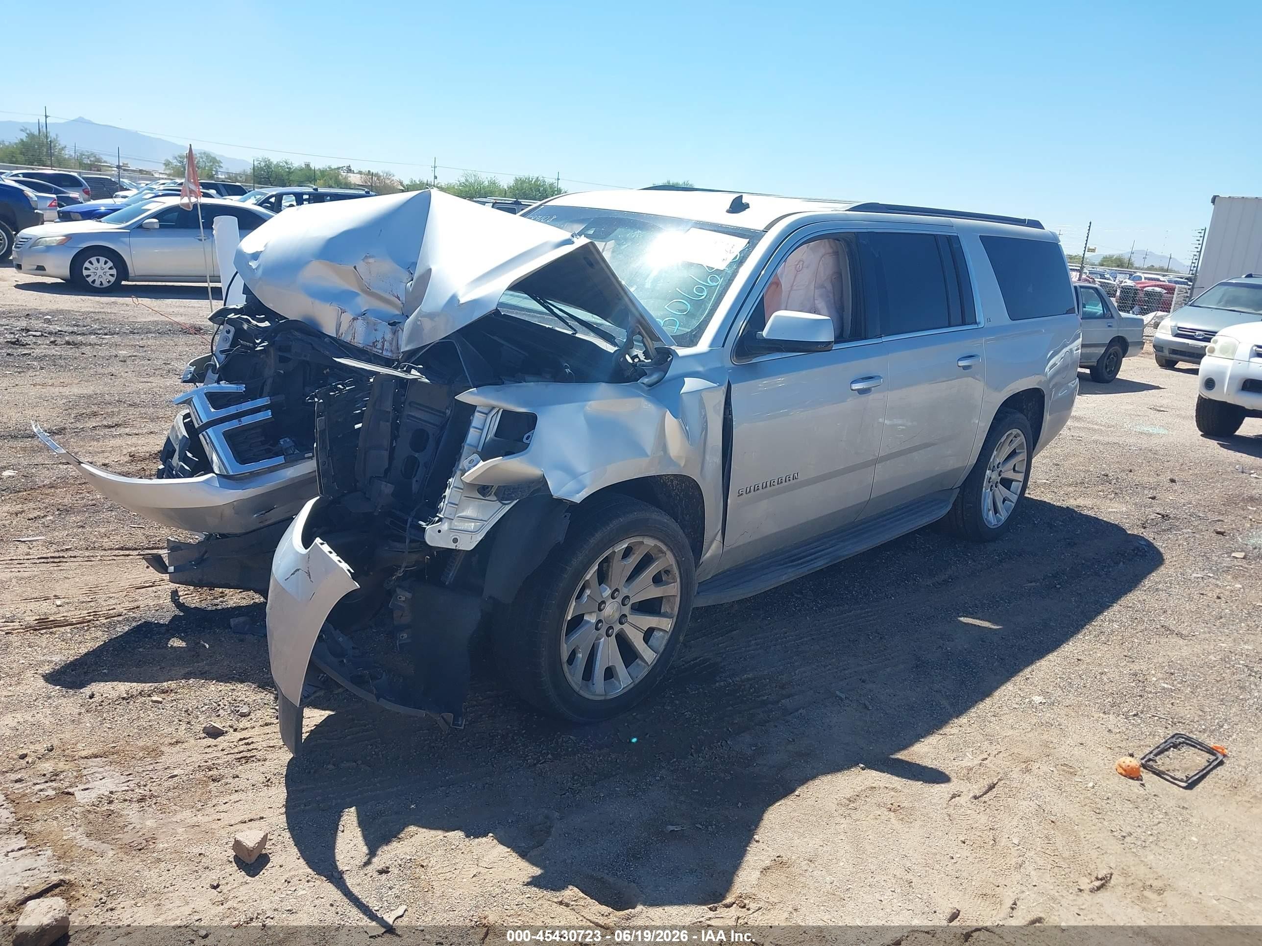 2015 Chevrolet Suburban Lt Серебряный vin: 1GNSCJKC0FR306642