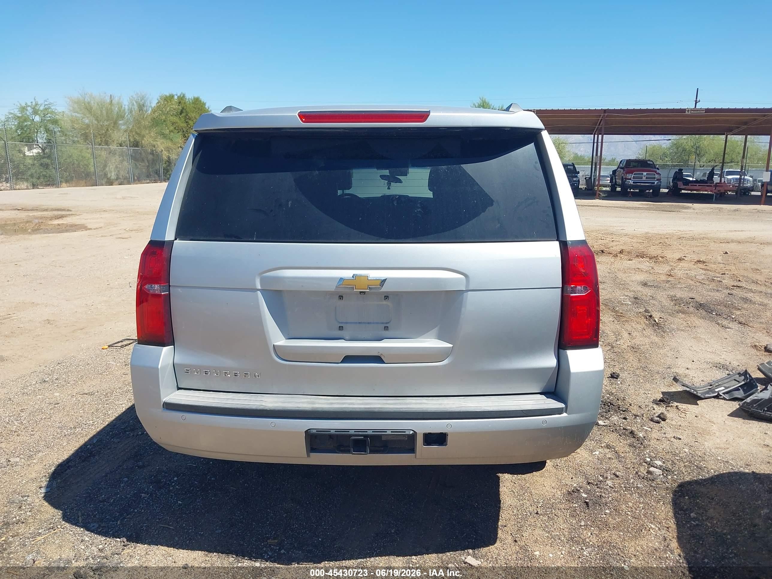 2015 Chevrolet Suburban Lt Серебряный vin: 1GNSCJKC0FR306642