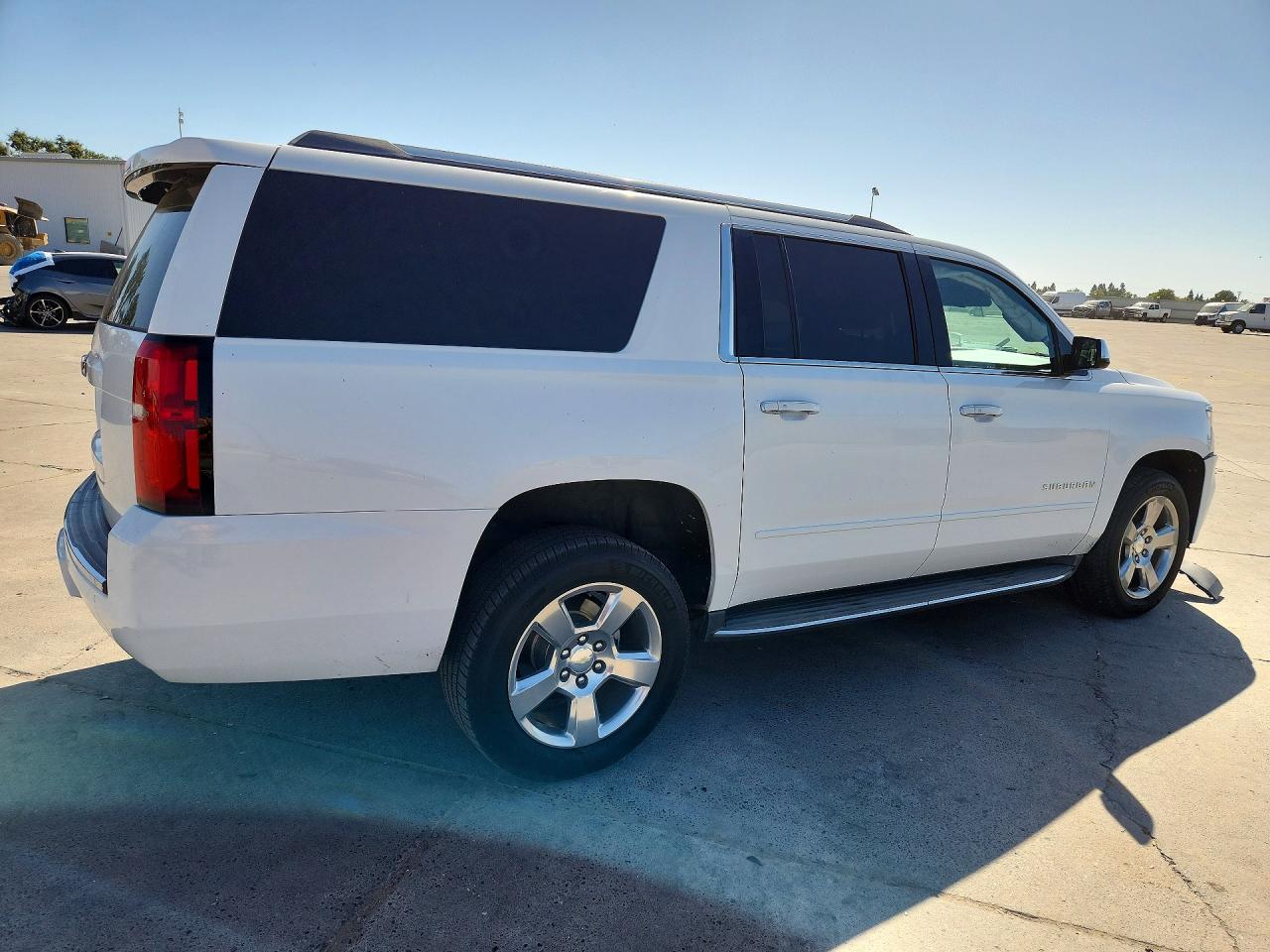 2018 Chevrolet Suburban C1500 Premier White vin: 1GNSCJKC0JR103453