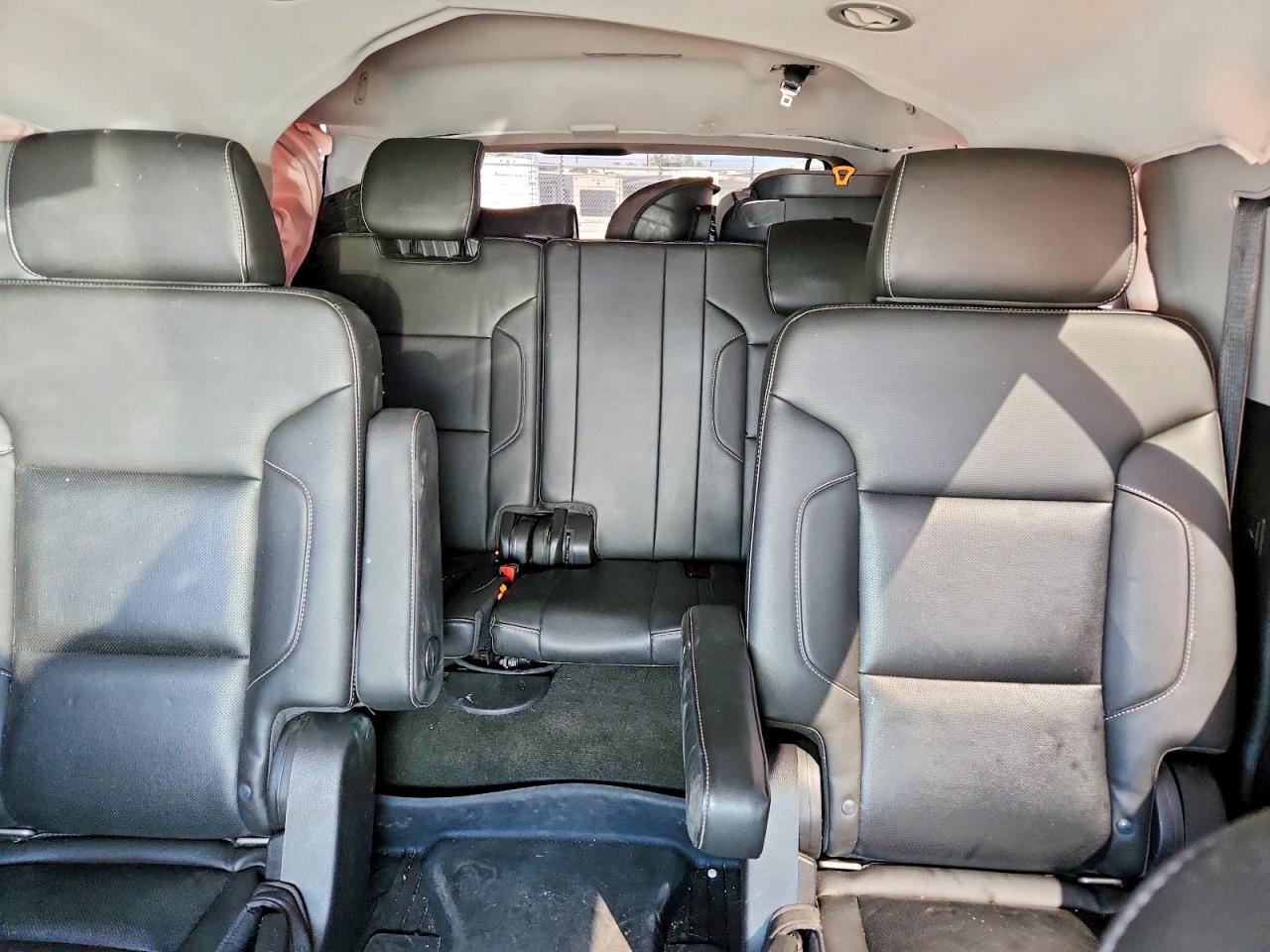 2018 Chevrolet Suburban C1500 Premier White vin: 1GNSCJKC0JR103453