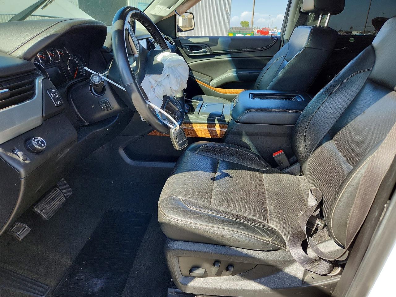 2018 Chevrolet Suburban C1500 Premier White vin: 1GNSCJKC0JR103453