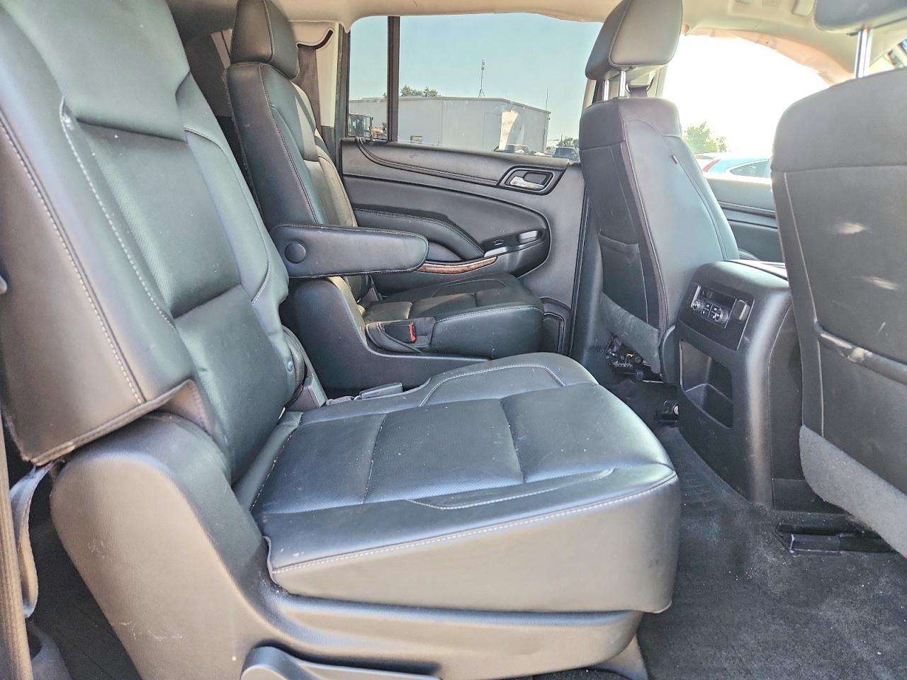 2018 Chevrolet Suburban C1500 Premier White vin: 1GNSCJKC0JR103453