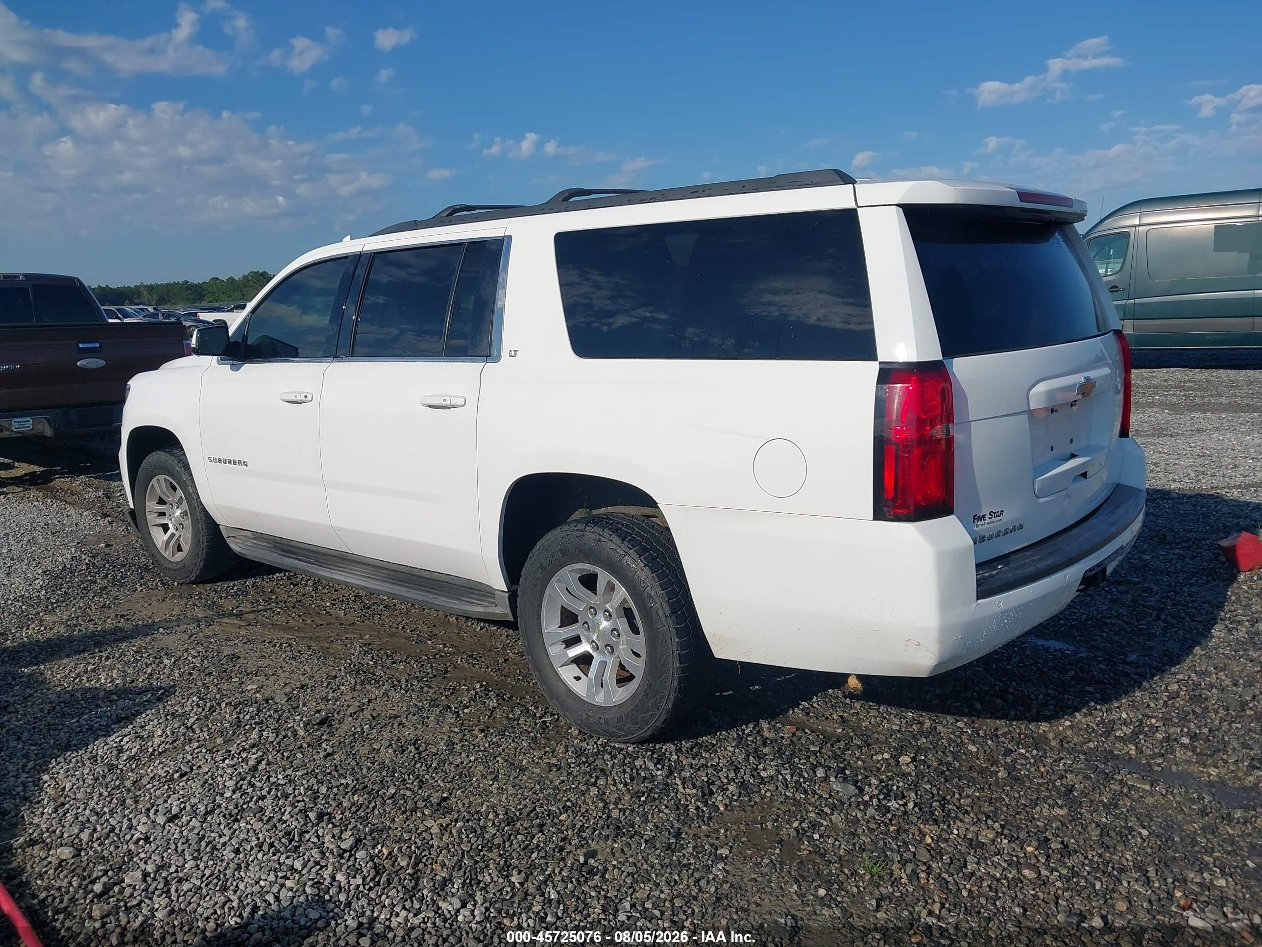 2015 Chevrolet Suburban 1500 Lt White vin: 1GNSCJKC1FR521785