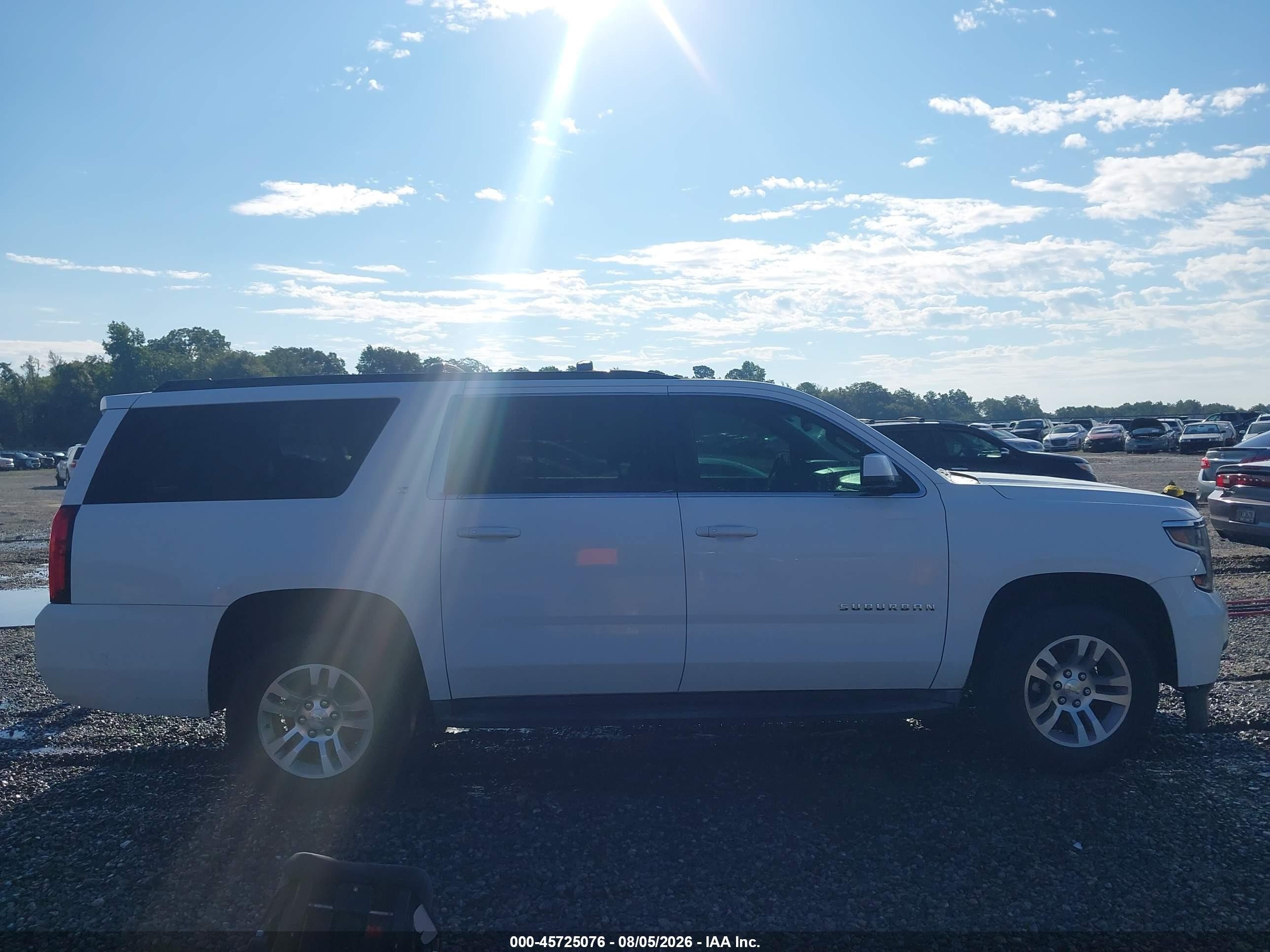 2015 Chevrolet Suburban 1500 Lt White vin: 1GNSCJKC1FR521785