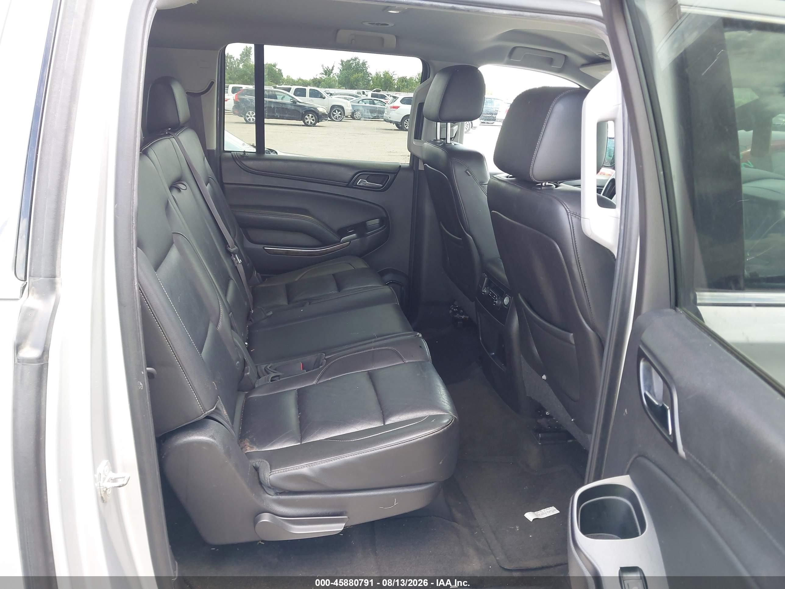 2015 Chevrolet Suburban Lt Серебряный vin: 1GNSCJKC1FR565656