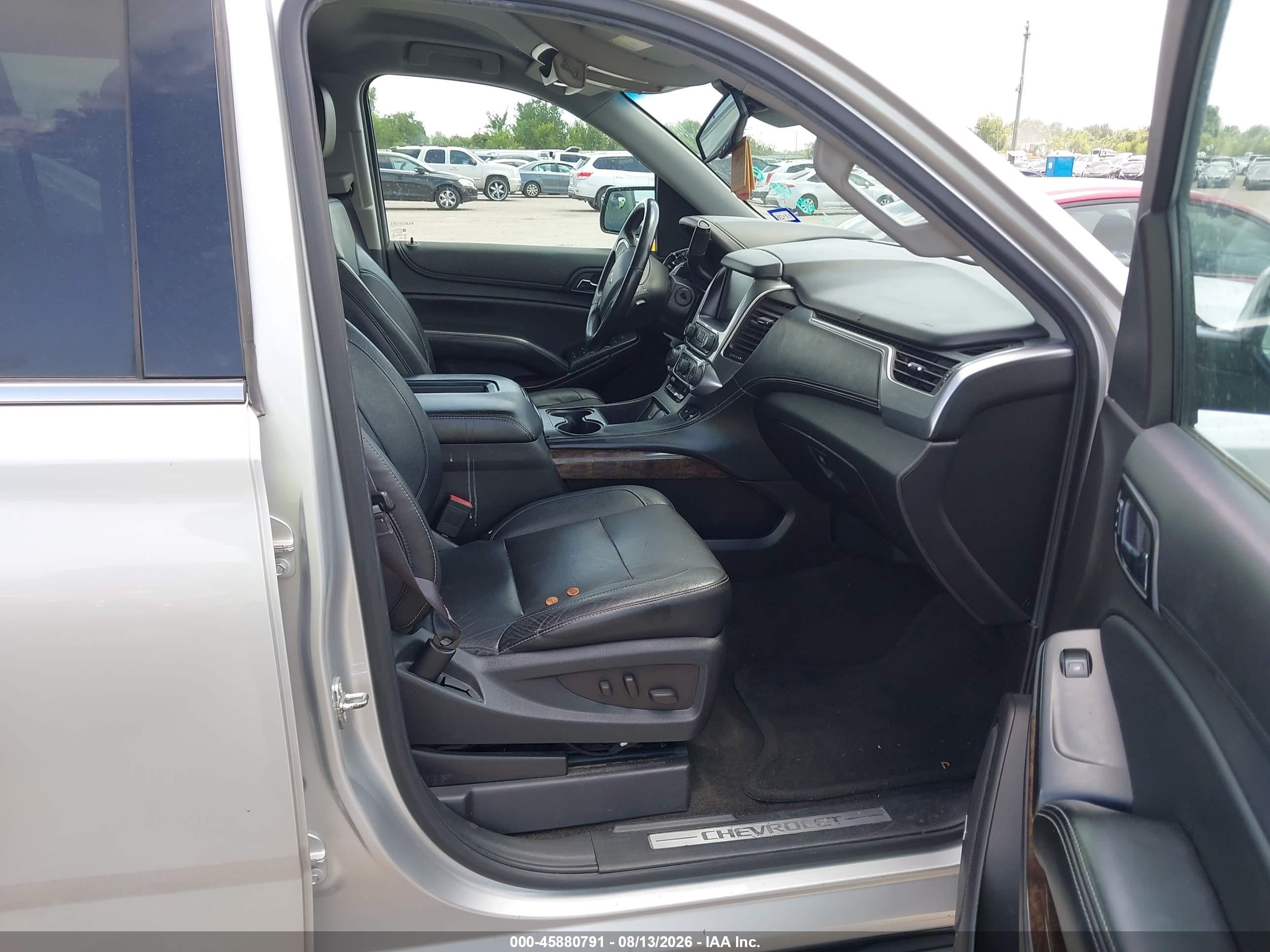 2015 Chevrolet Suburban Lt Серебряный vin: 1GNSCJKC1FR565656