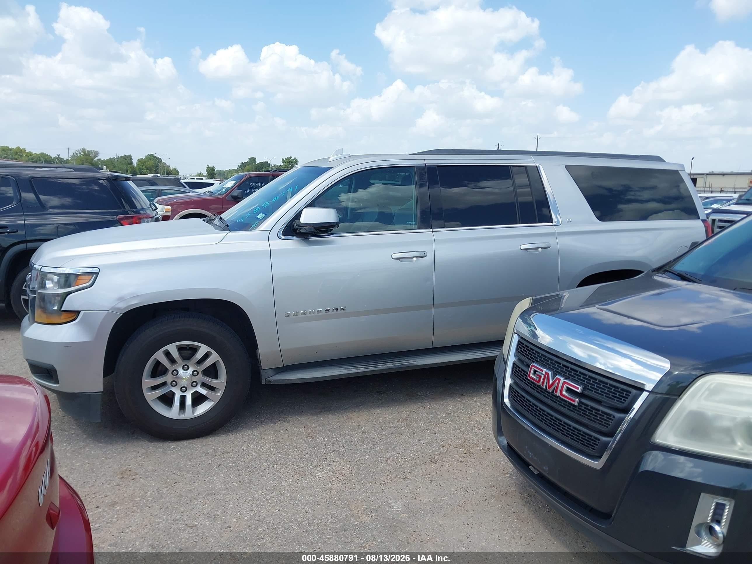 2015 Chevrolet Suburban Lt Серебряный vin: 1GNSCJKC1FR565656