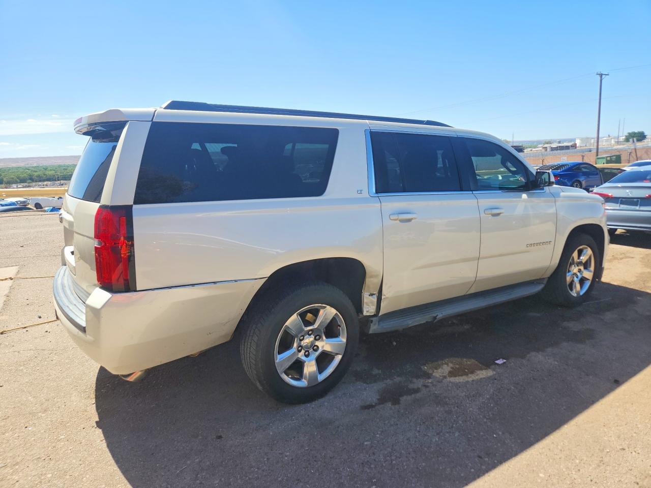 2015 Chevrolet Suburban C1500 Lt White vin: 1GNSCJKC2FR303807