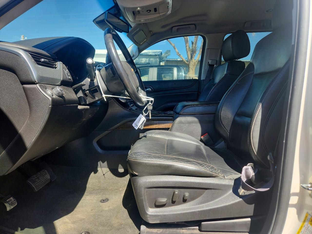 2015 Chevrolet Suburban C1500 Lt White vin: 1GNSCJKC2FR303807