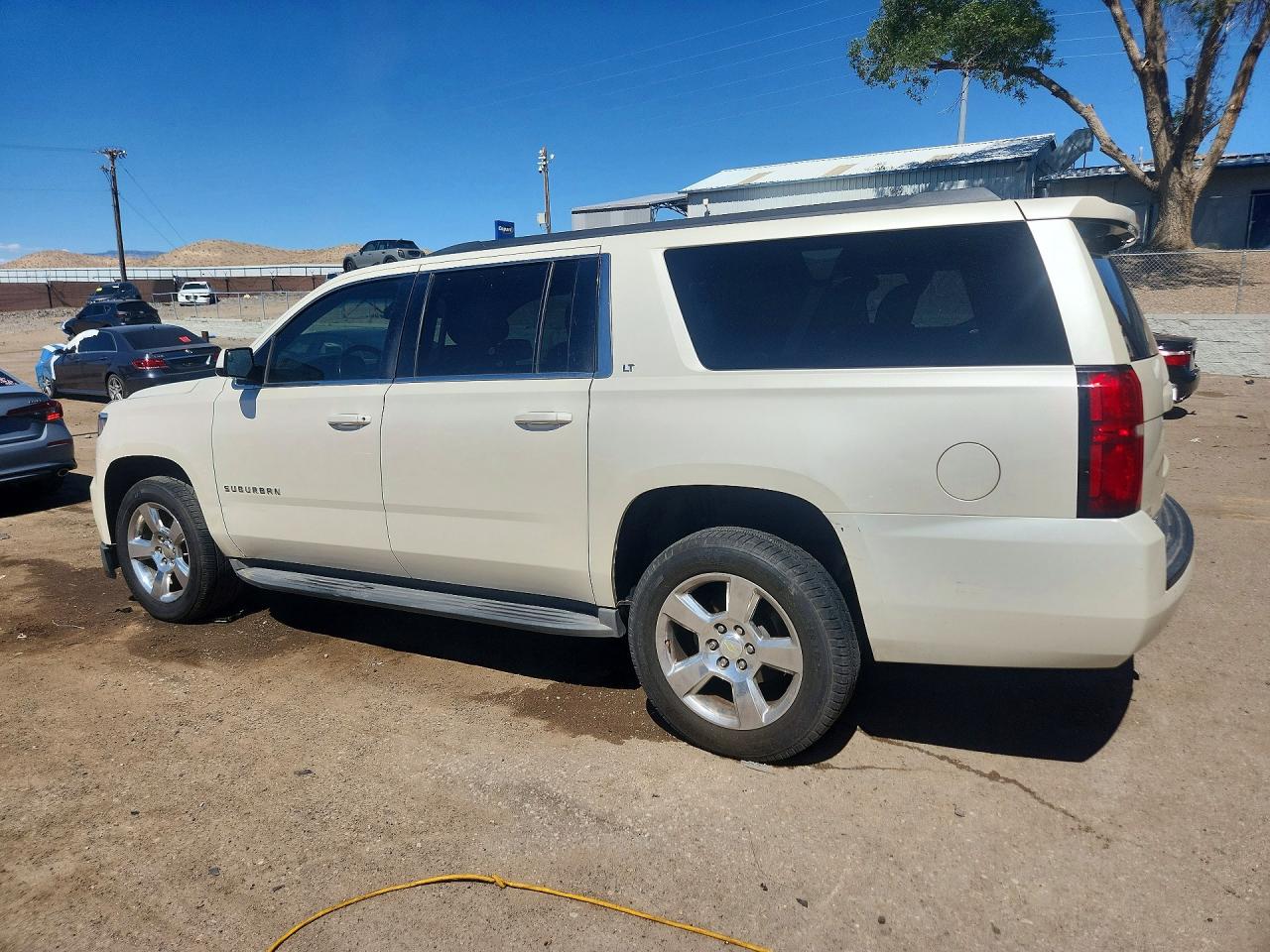 2015 Chevrolet Suburban C1500 Lt White vin: 1GNSCJKC2FR303807