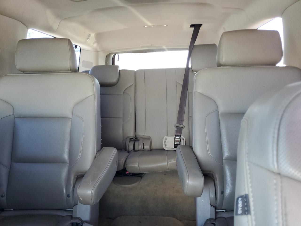 2018 Chevrolet Suburban C1500 Premier White vin: 1GNSCJKC8JR132778