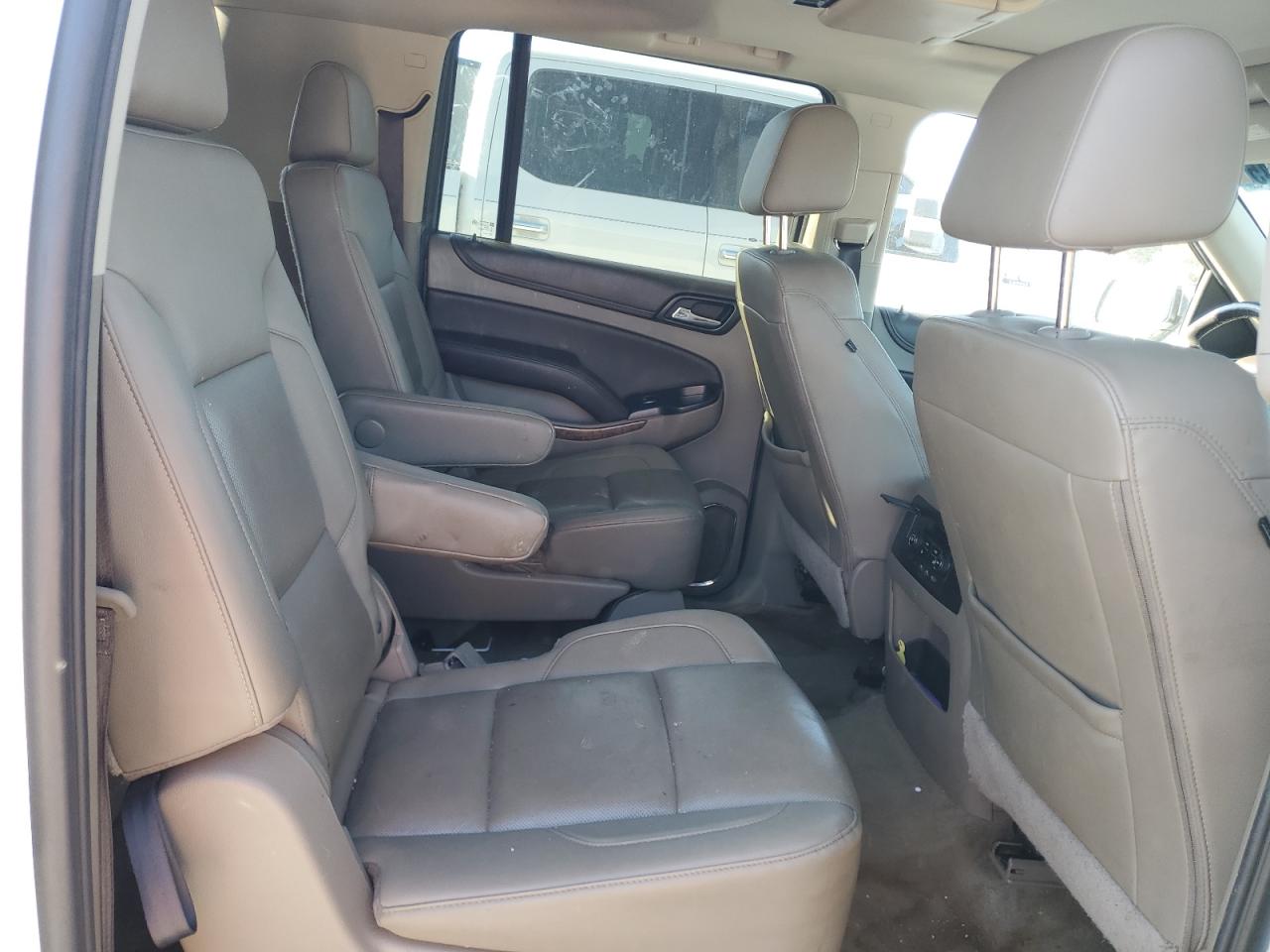 2018 Chevrolet Suburban C1500 Premier White vin: 1GNSCJKC8JR132778