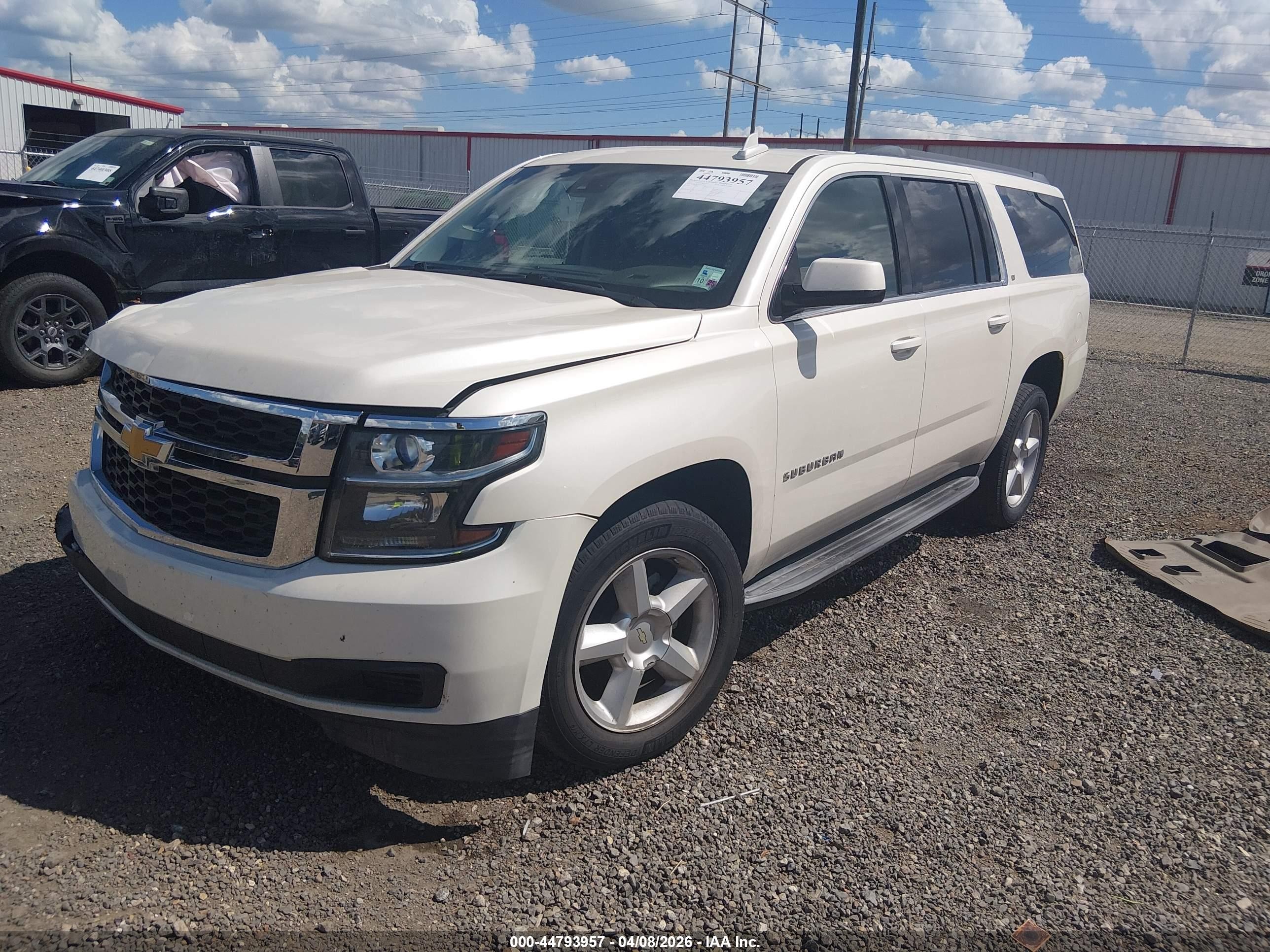 2015 Chevrolet Suburban 1500 Lt Белый vin: 1GNSCJKCXFR710841