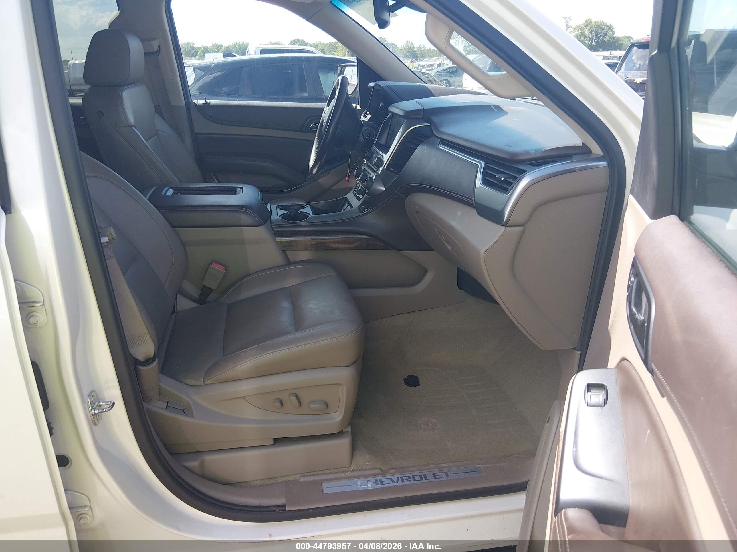 2015 Chevrolet Suburban 1500 Lt Белый vin: 1GNSCJKCXFR710841