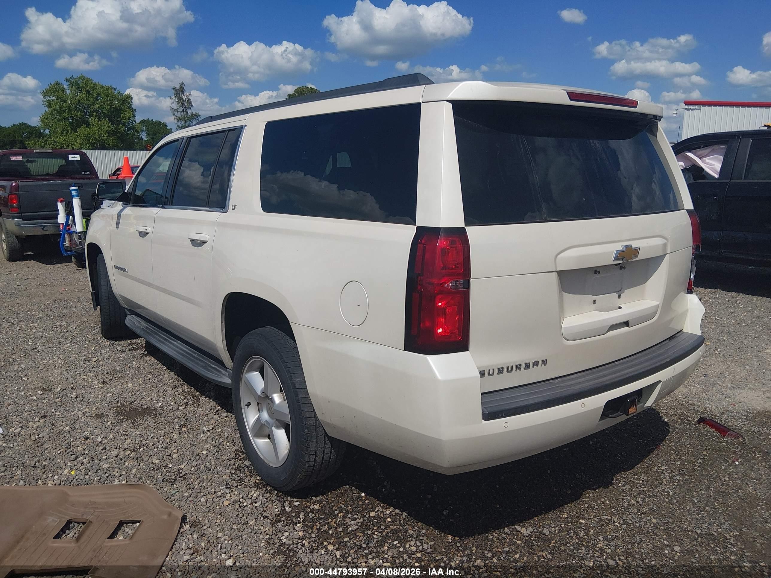 2015 Chevrolet Suburban 1500 Lt Белый vin: 1GNSCJKCXFR710841