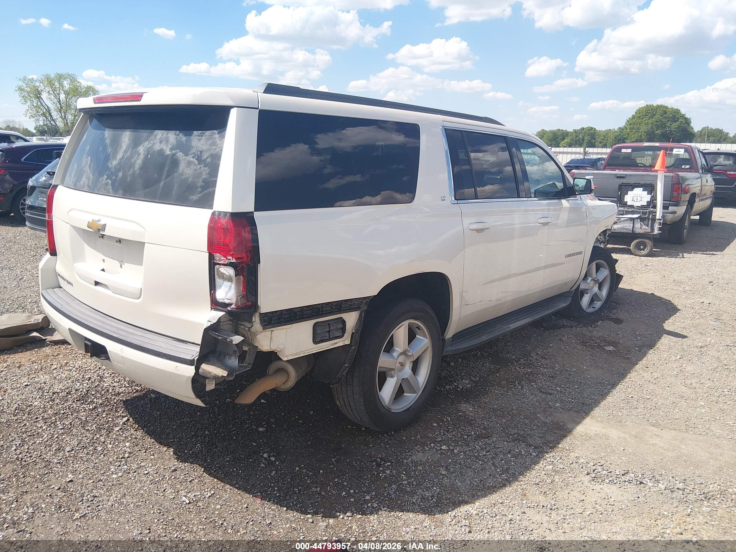 2015 Chevrolet Suburban 1500 Lt Белый vin: 1GNSCJKCXFR710841