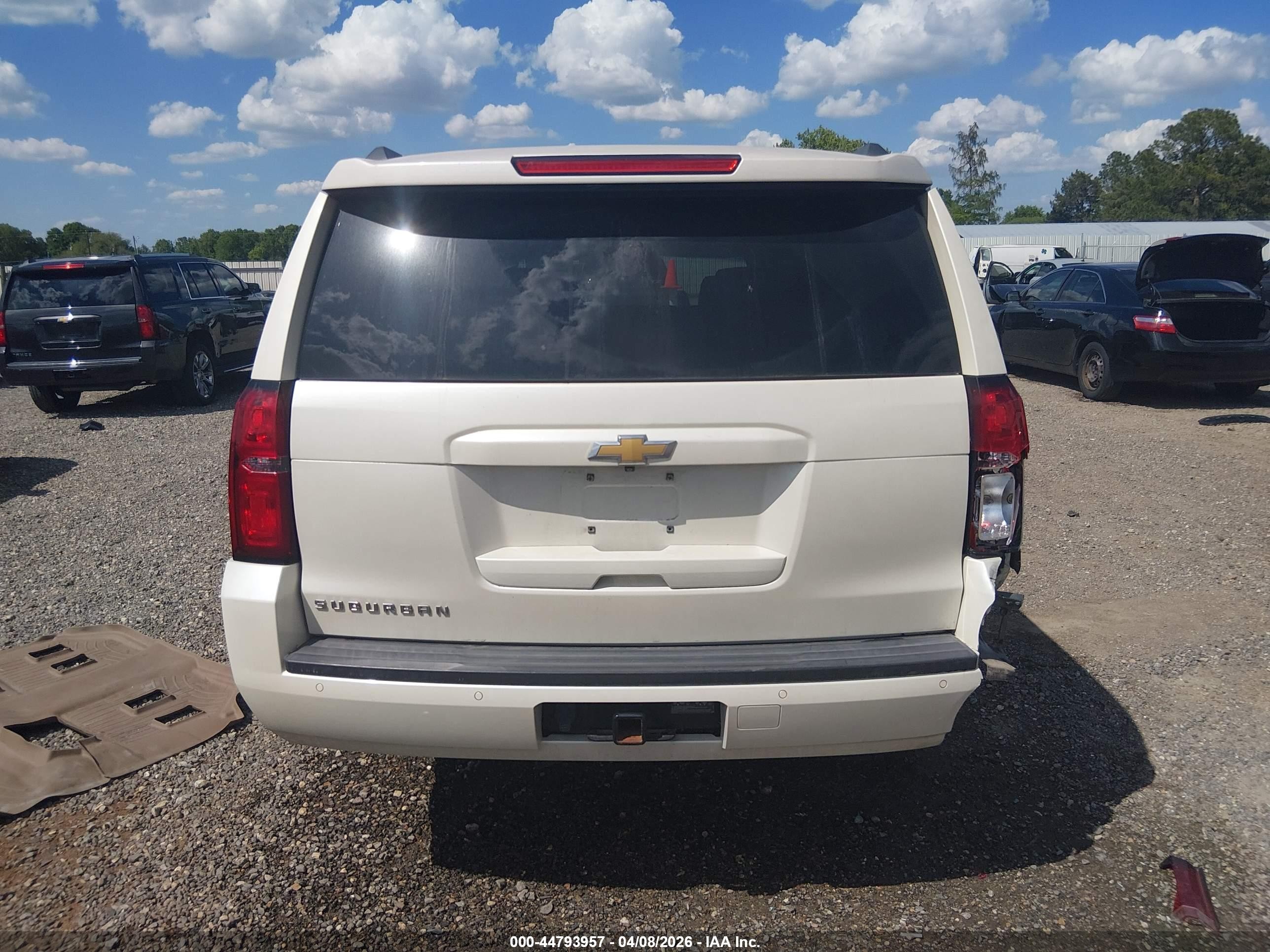 2015 Chevrolet Suburban 1500 Lt Белый vin: 1GNSCJKCXFR710841