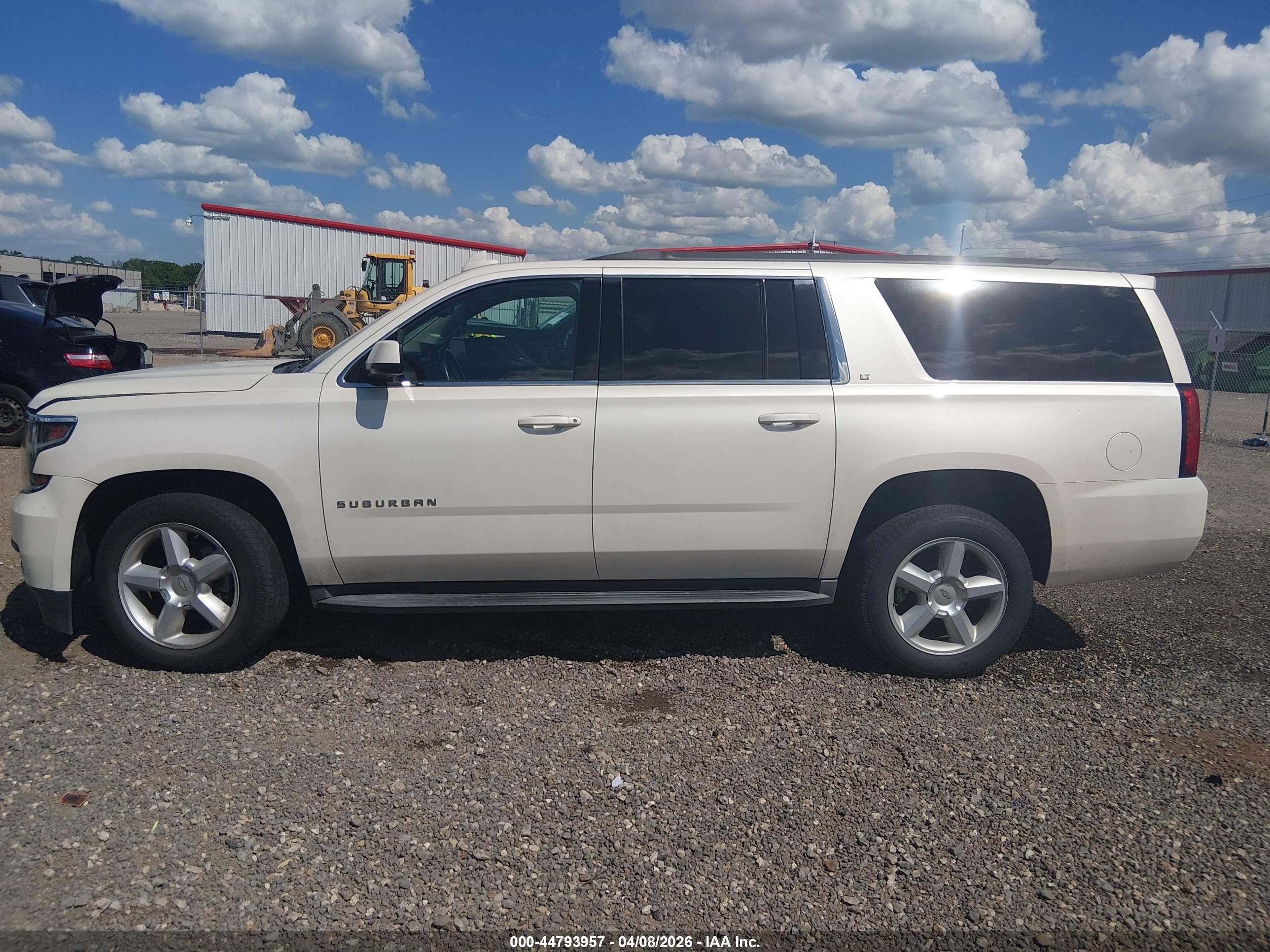 2015 Chevrolet Suburban 1500 Lt Белый vin: 1GNSCJKCXFR710841