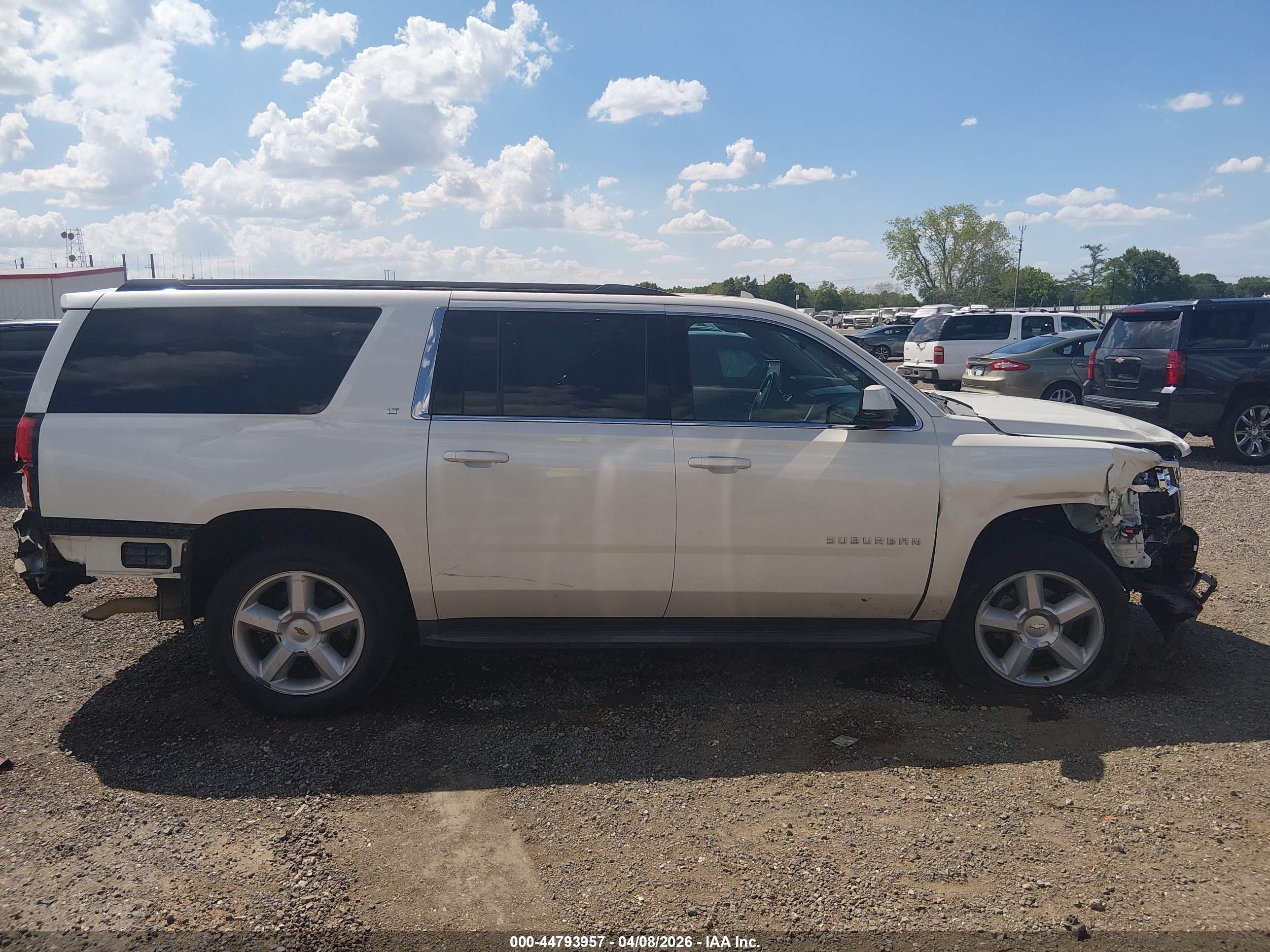 2015 Chevrolet Suburban 1500 Lt Белый vin: 1GNSCJKCXFR710841