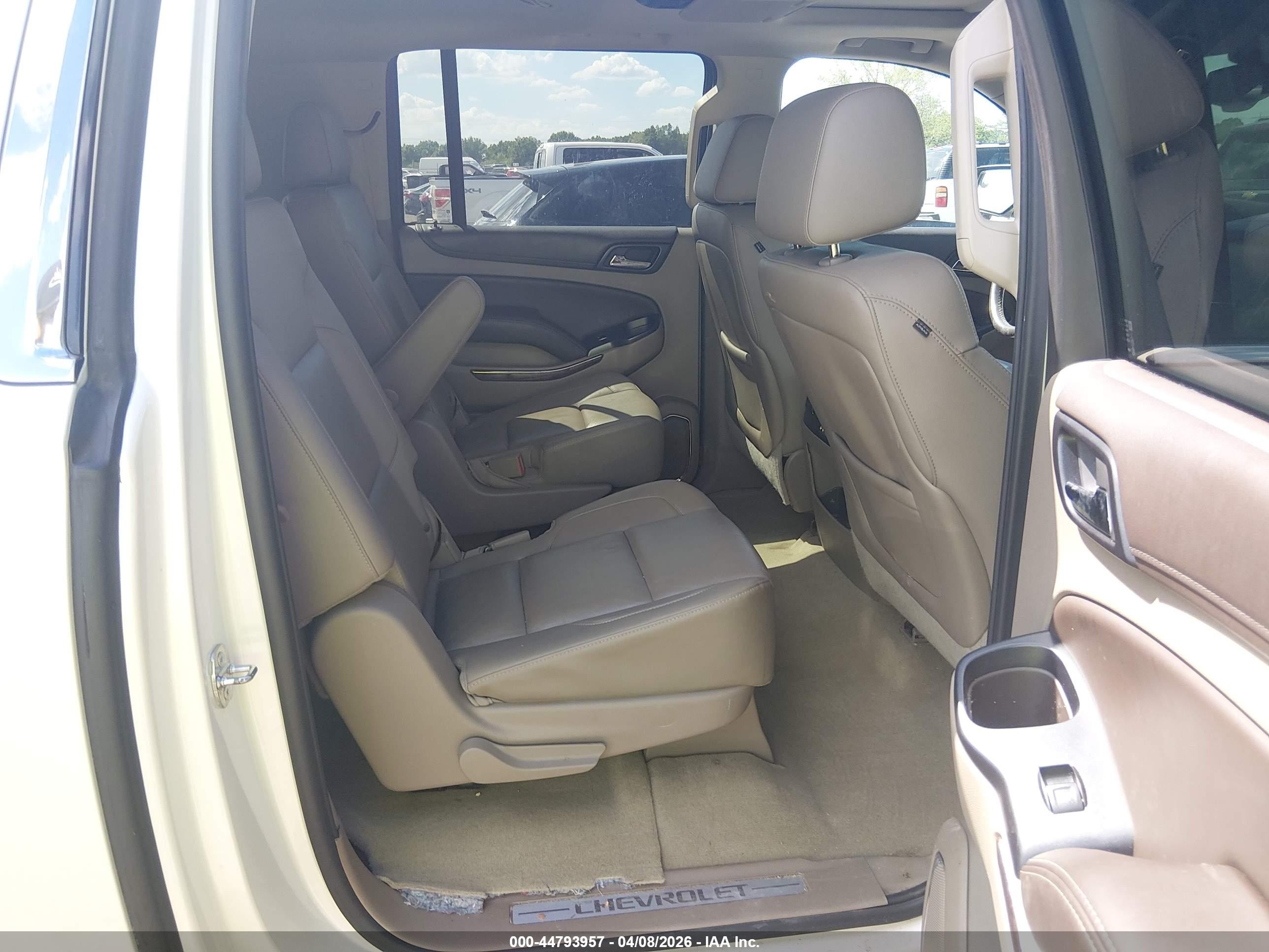 2015 Chevrolet Suburban 1500 Lt Белый vin: 1GNSCJKCXFR710841