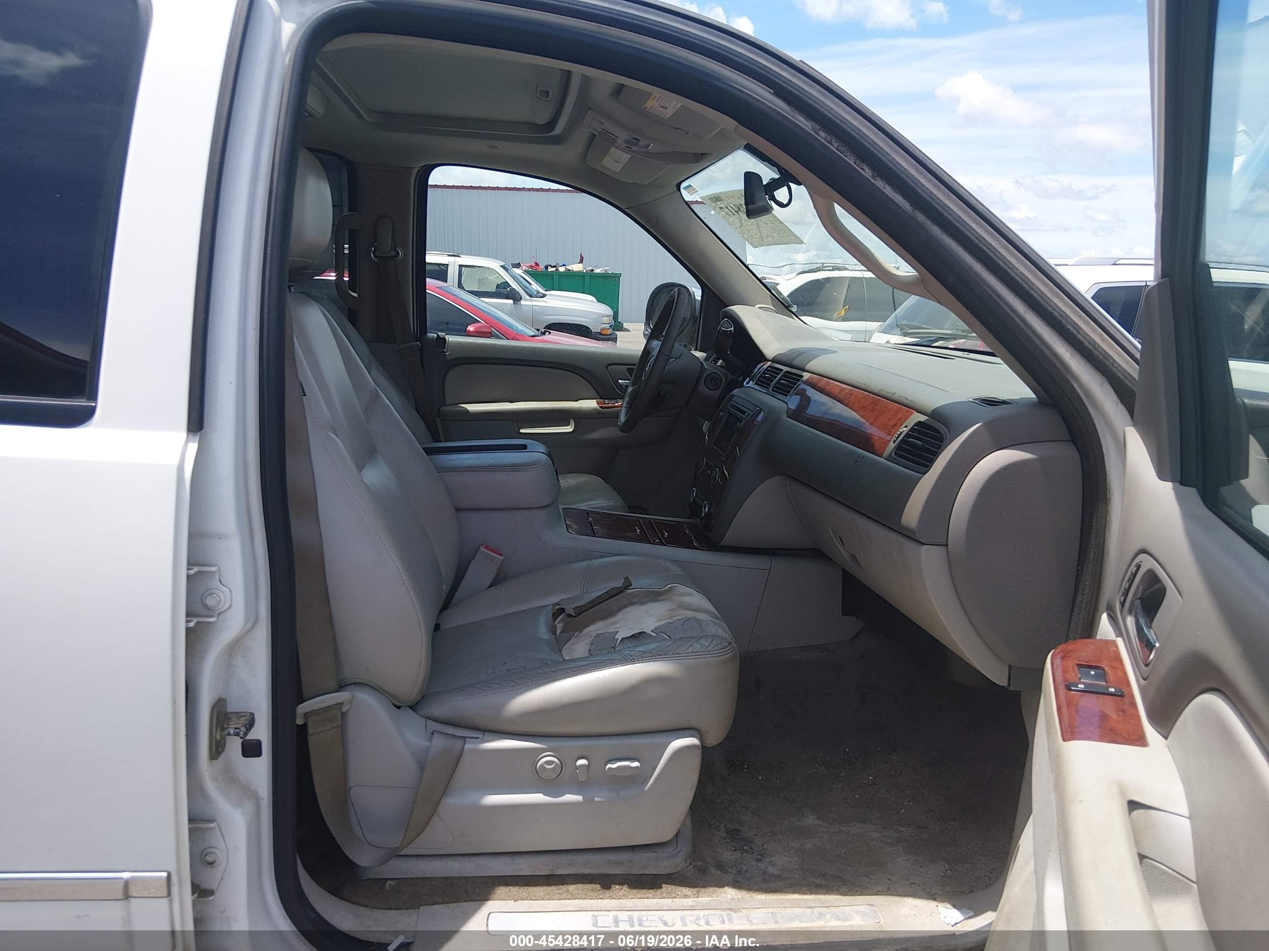 2011 Chevrolet Suburban 1500 Ltz White vin: 1GNSCKE03BR397150