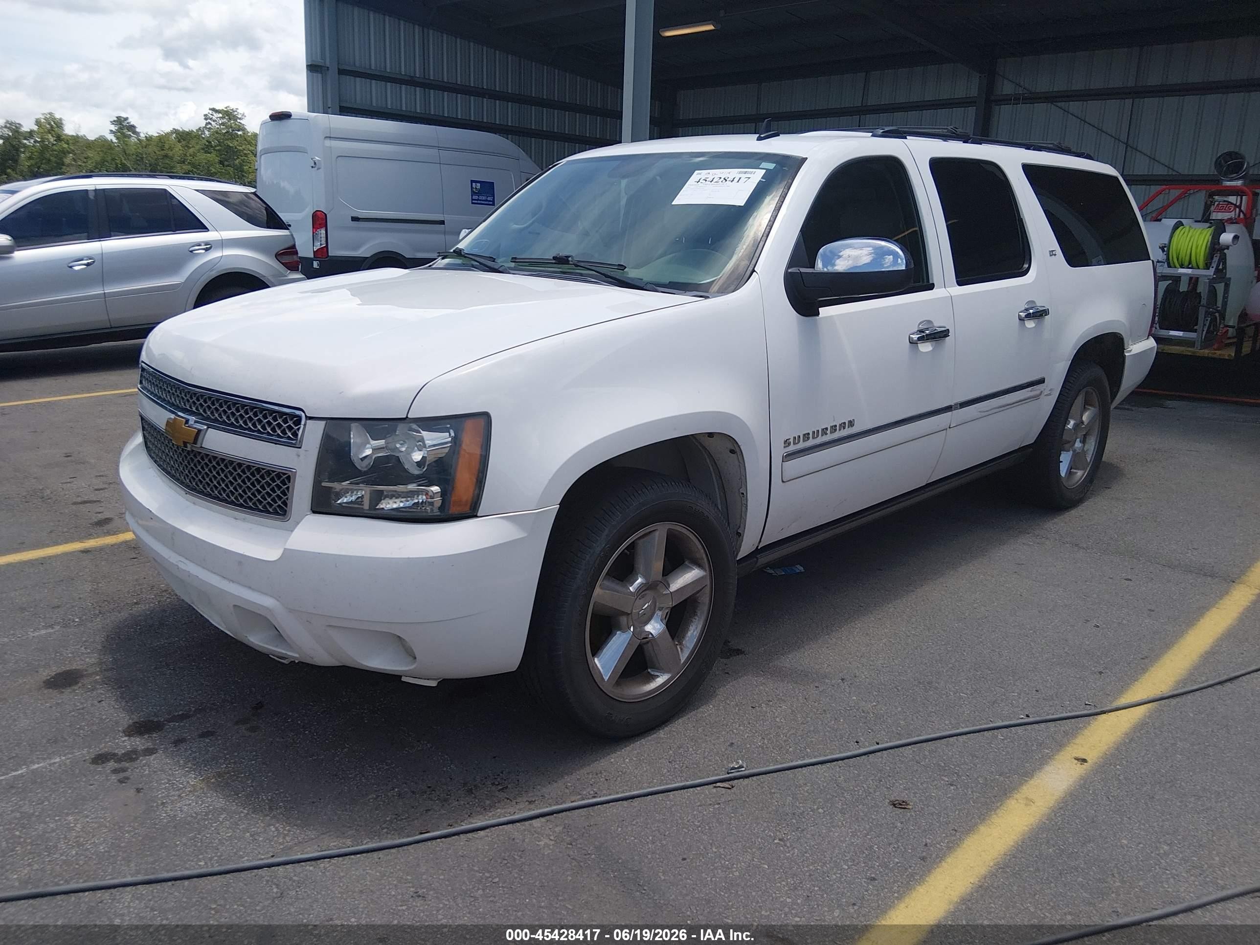 2011 Chevrolet Suburban 1500 Ltz White vin: 1GNSCKE03BR397150