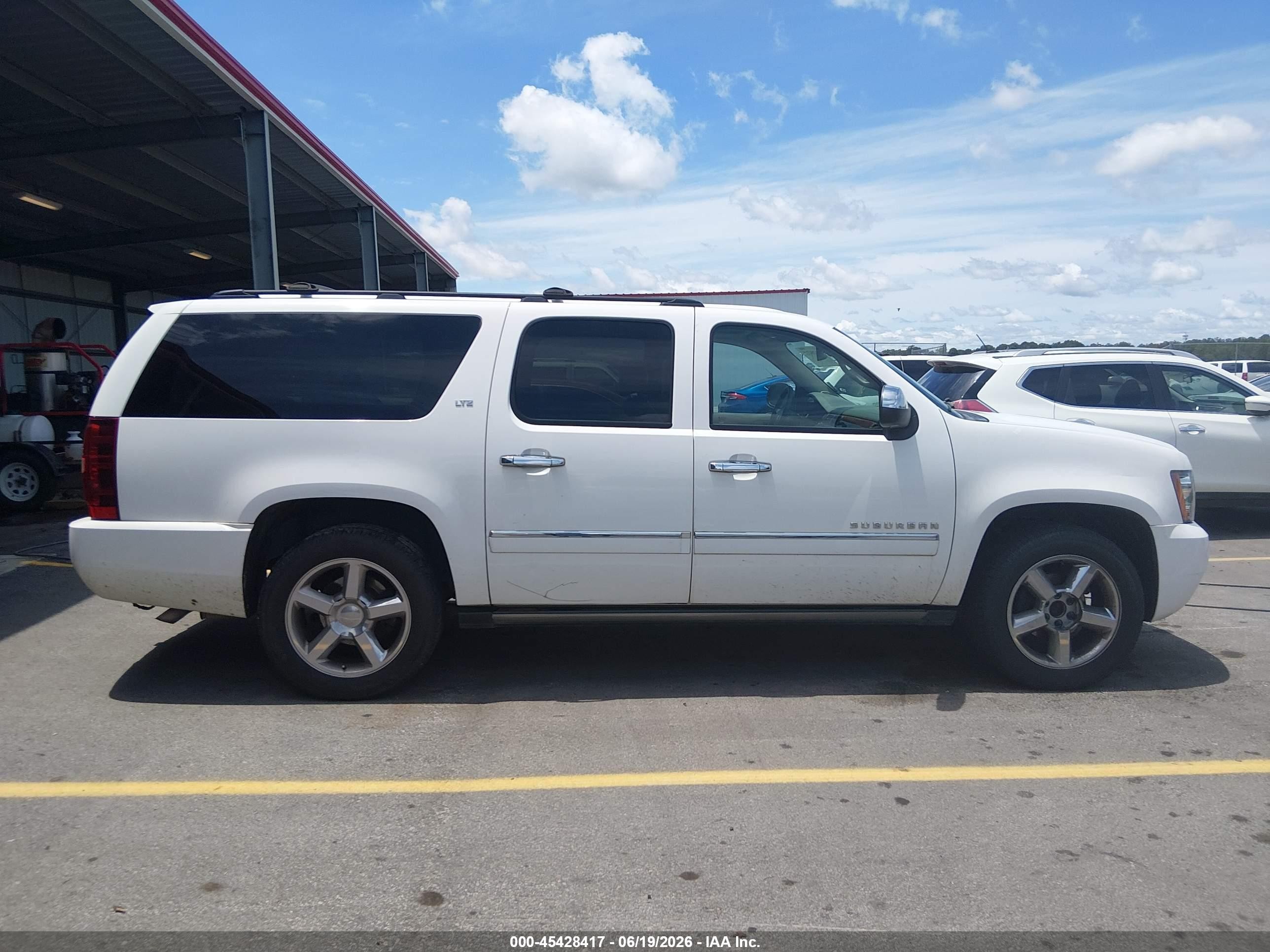 2011 Chevrolet Suburban 1500 Ltz White vin: 1GNSCKE03BR397150