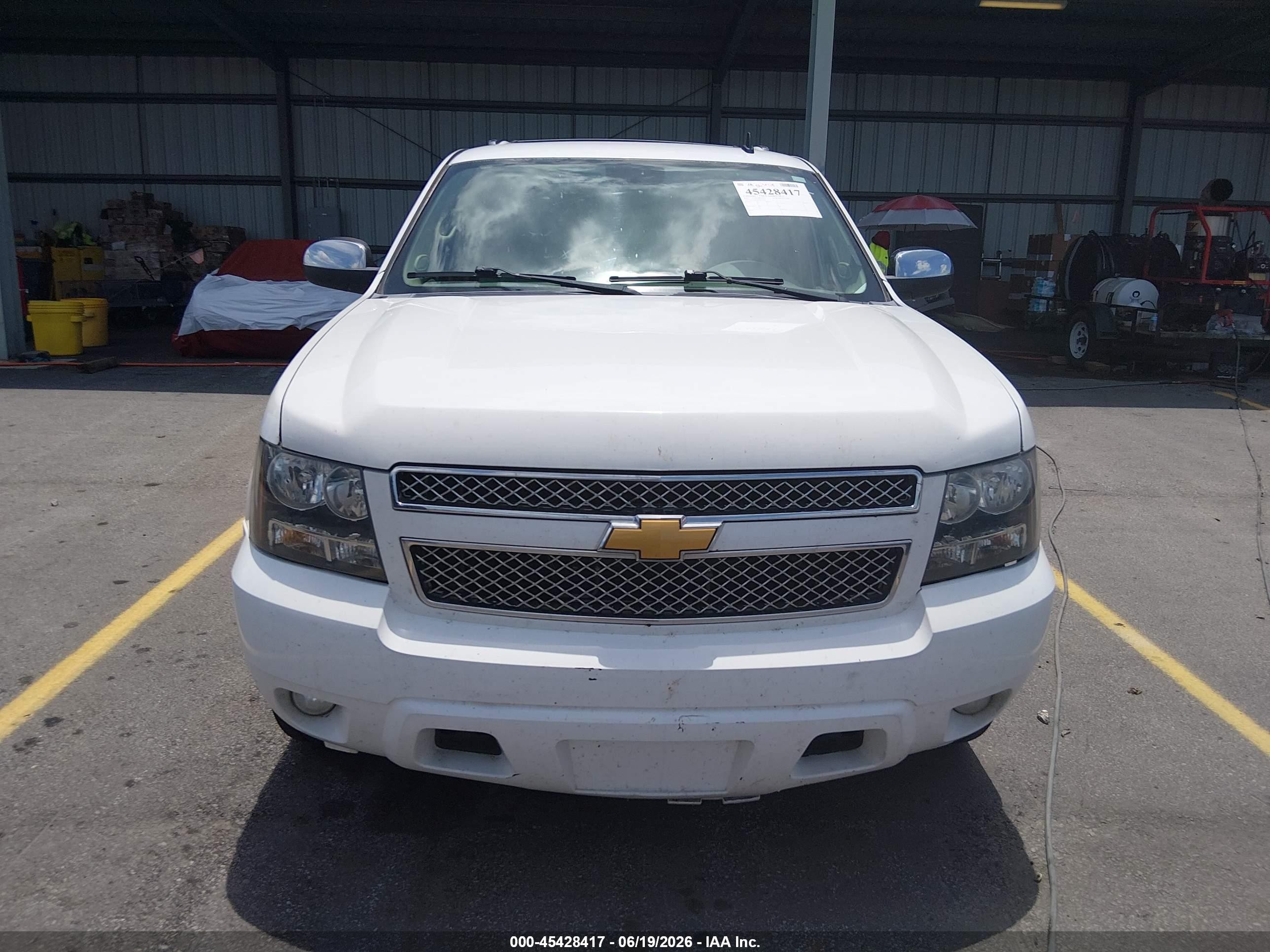2011 Chevrolet Suburban 1500 Ltz White vin: 1GNSCKE03BR397150