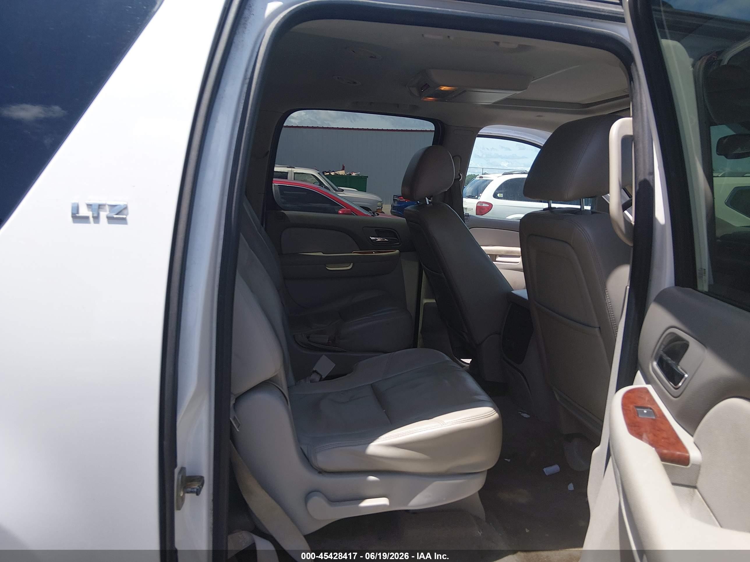 2011 Chevrolet Suburban 1500 Ltz White vin: 1GNSCKE03BR397150