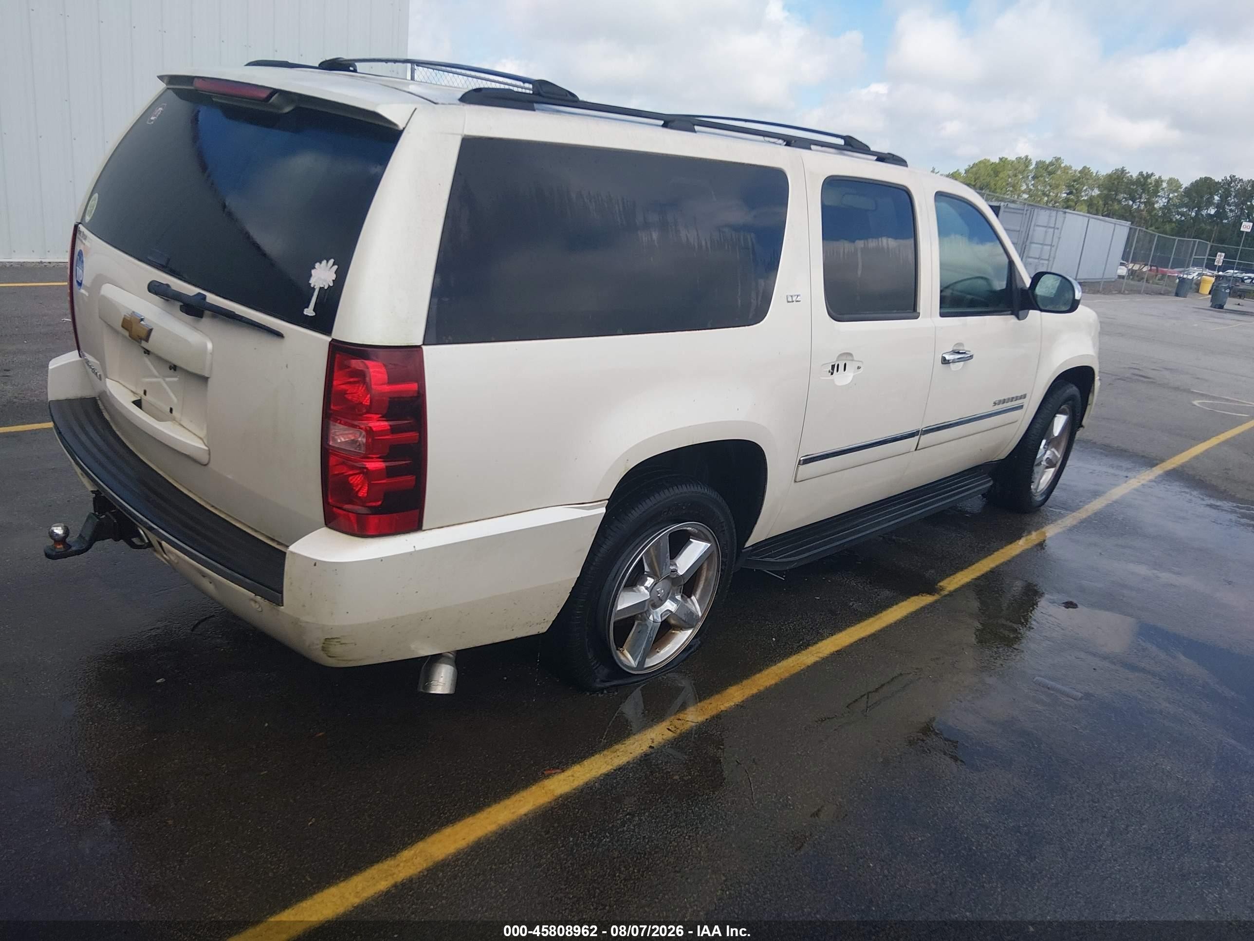 2013 Chevrolet Suburban 1500 Ltz White vin: 1GNSCKE05DR278079