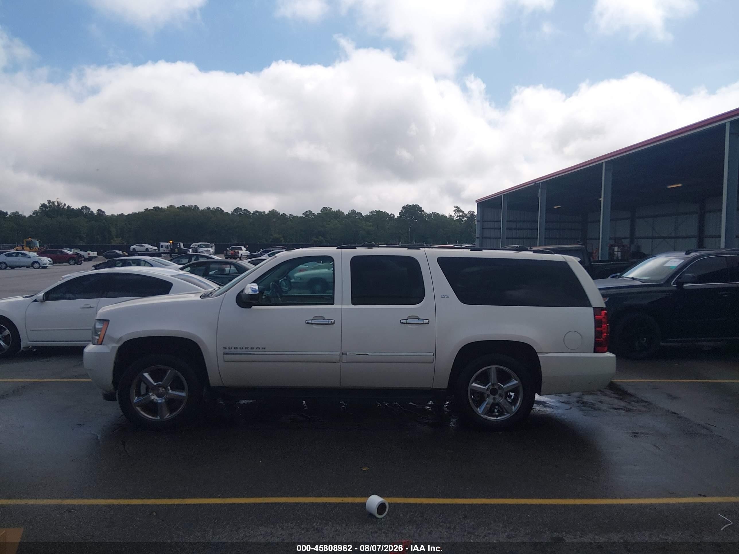 2013 Chevrolet Suburban 1500 Ltz White vin: 1GNSCKE05DR278079