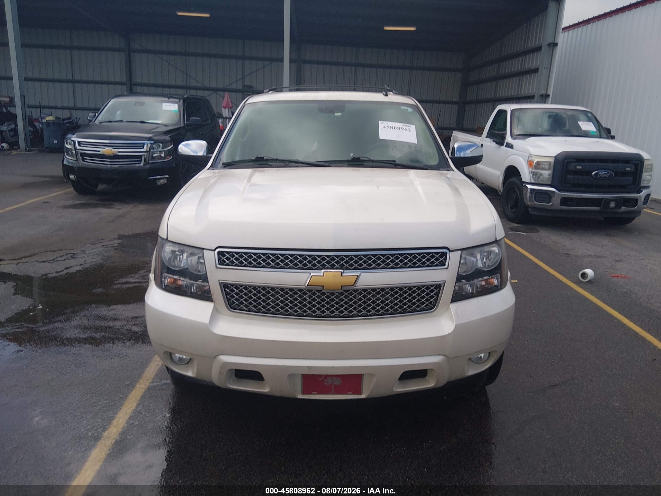2013 Chevrolet Suburban 1500 Ltz White vin: 1GNSCKE05DR278079