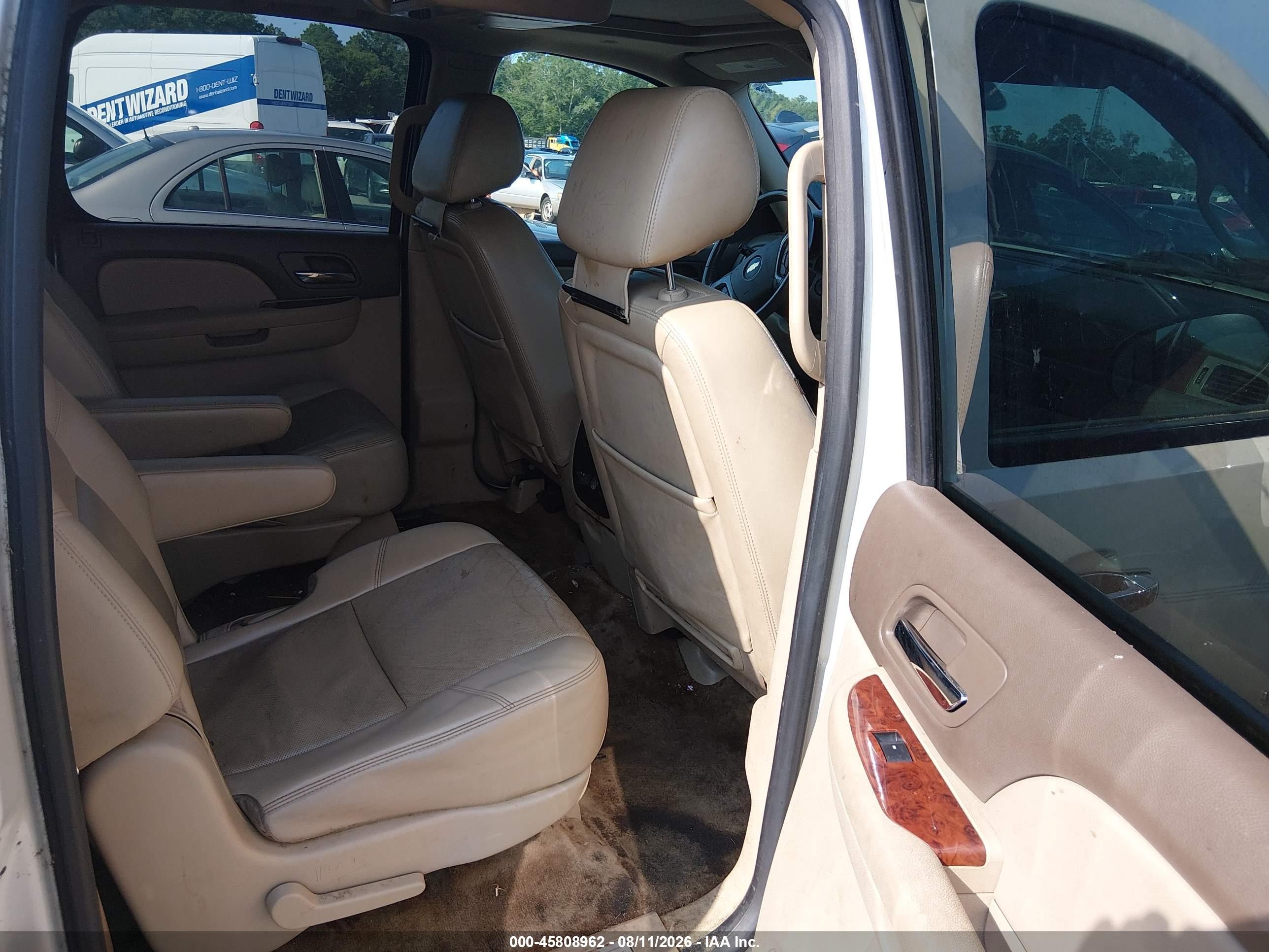 2013 Chevrolet Suburban 1500 Ltz White vin: 1GNSCKE05DR278079