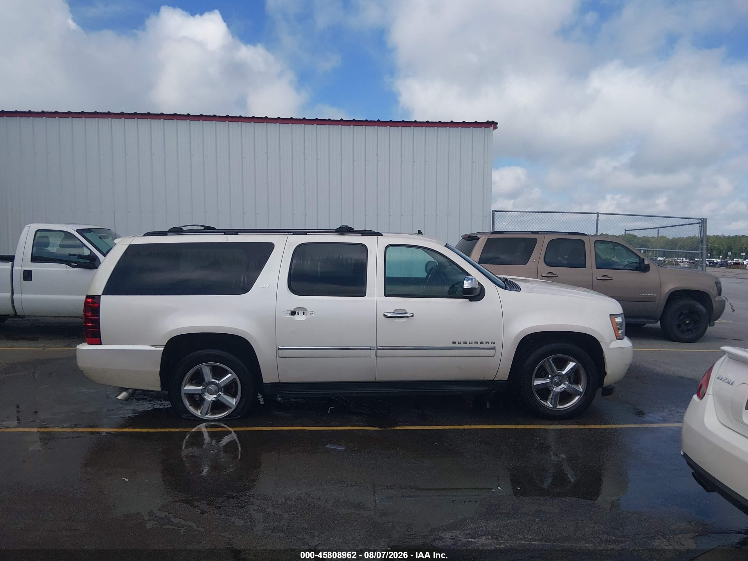 2013 Chevrolet Suburban 1500 Ltz White vin: 1GNSCKE05DR278079