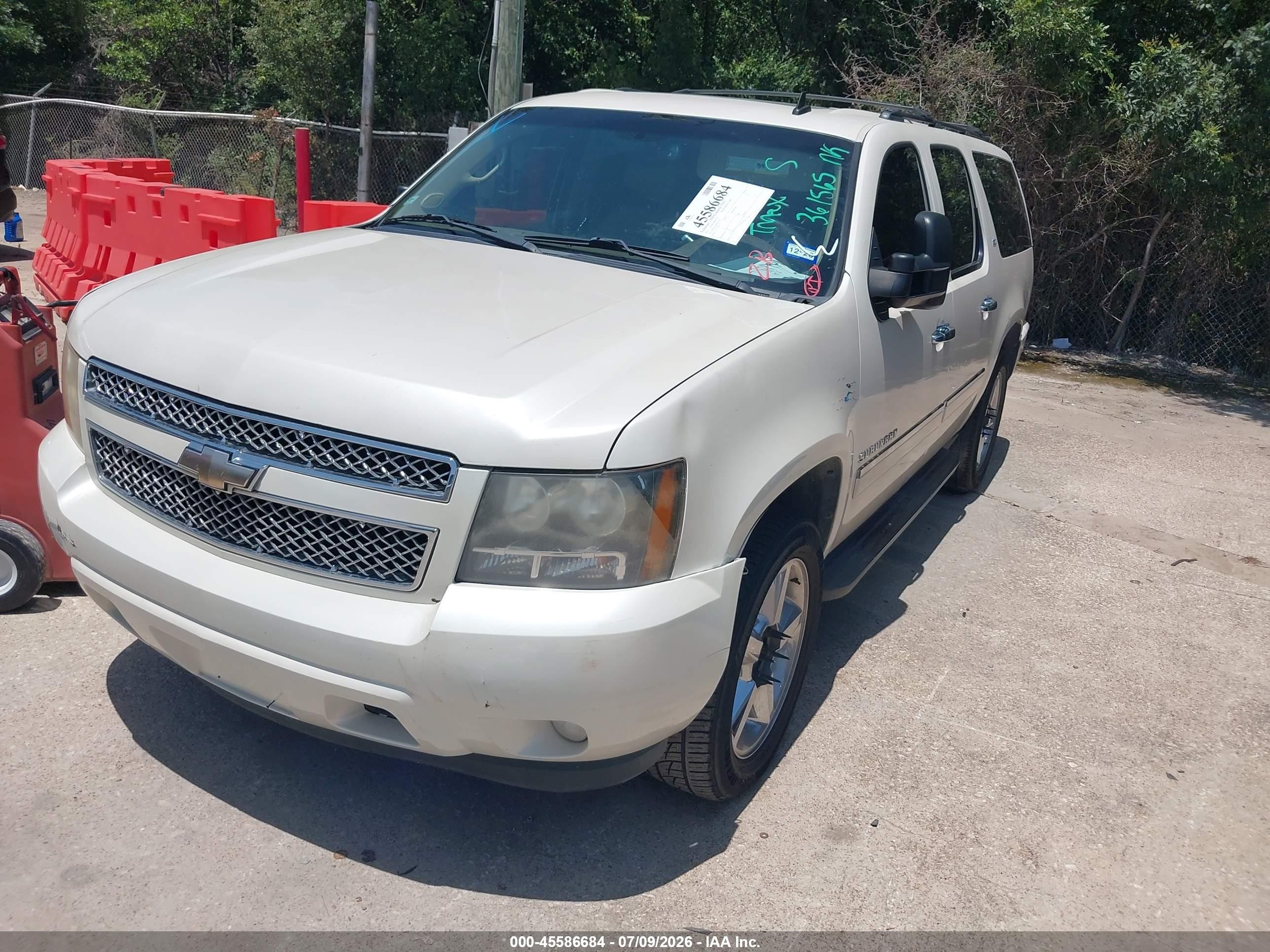 2011 Chevrolet Suburban 1500 Ltz White vin: 1GNSCKE06BR361565