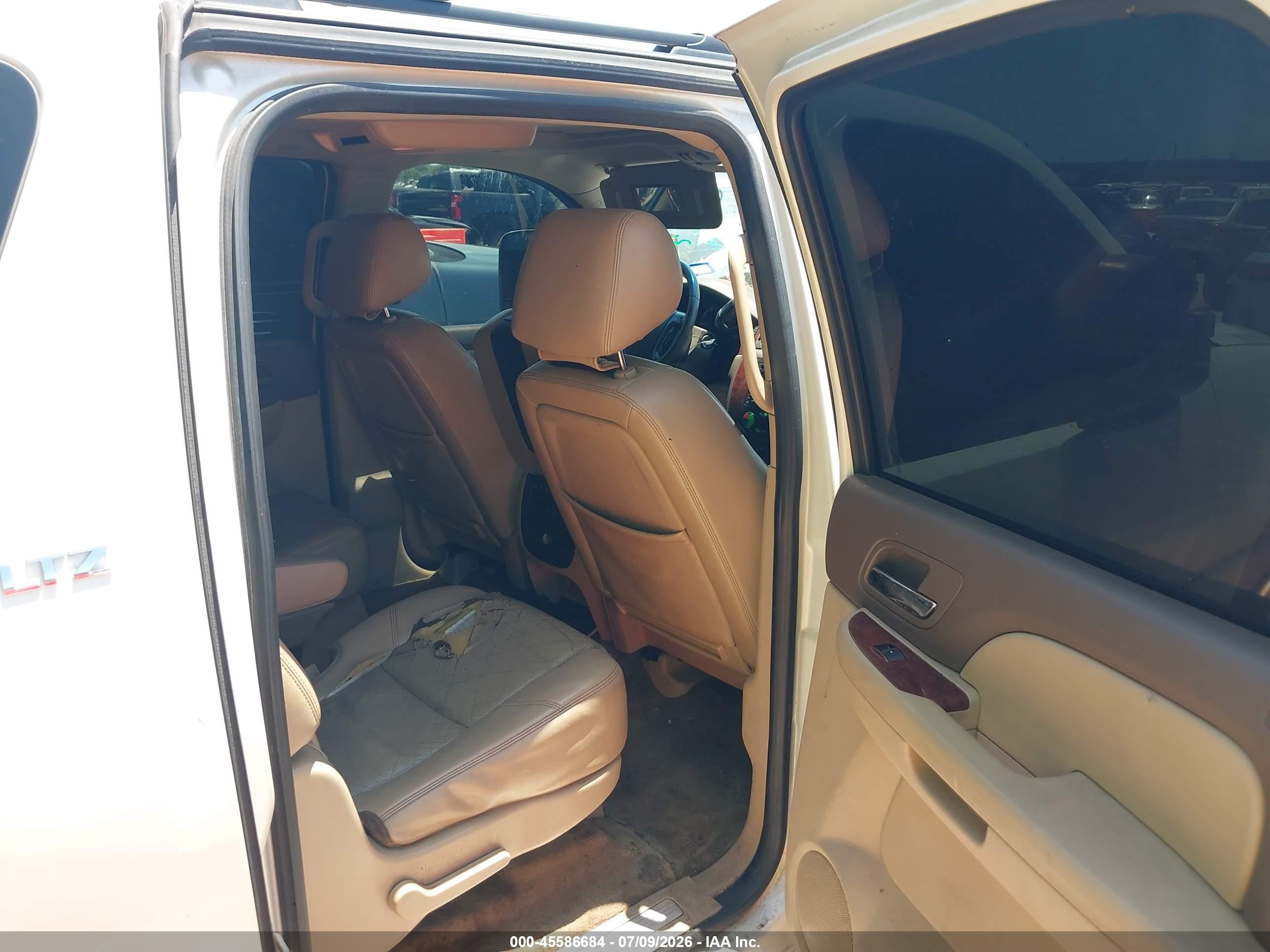 2011 Chevrolet Suburban 1500 Ltz White vin: 1GNSCKE06BR361565
