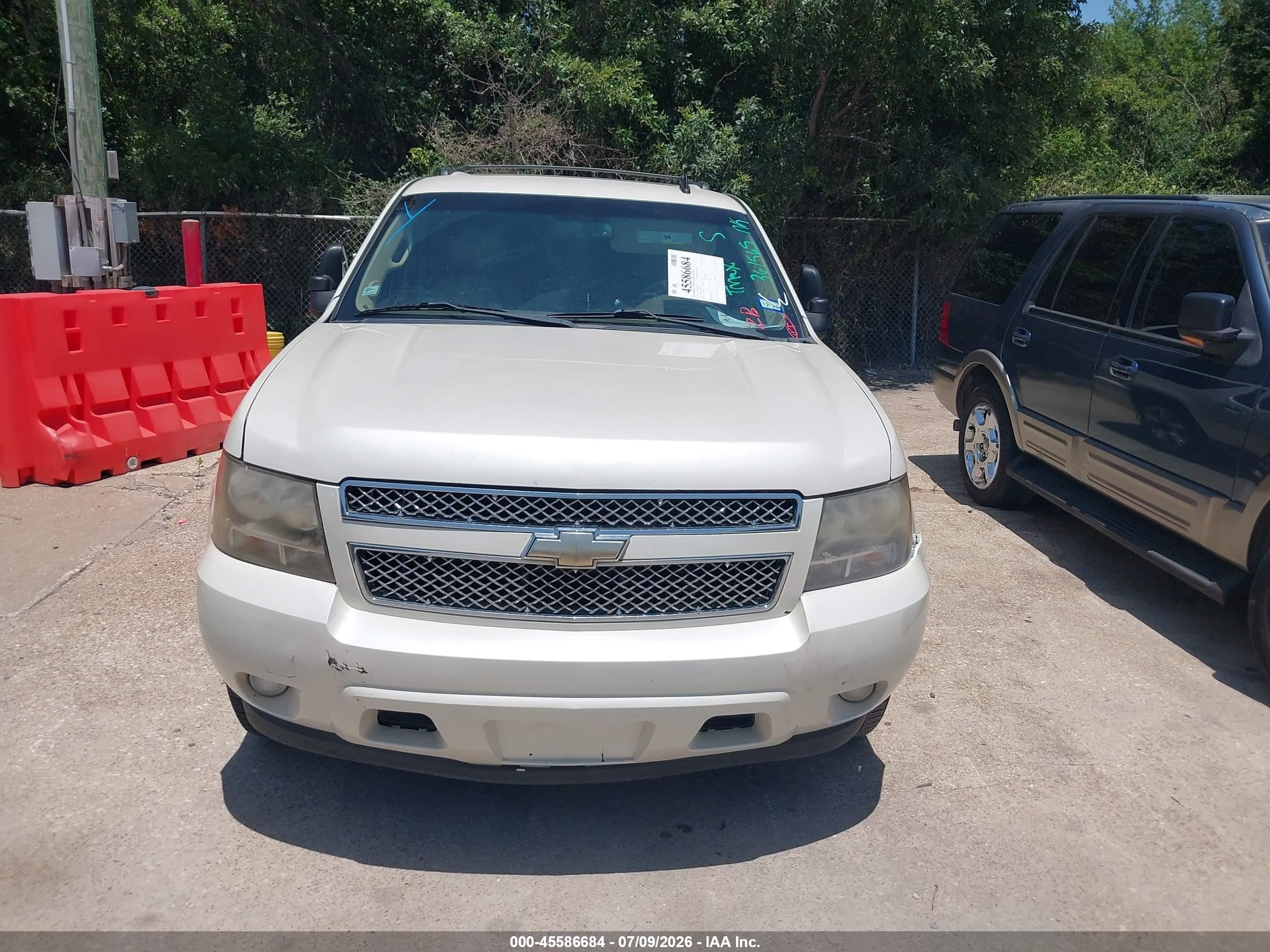 2011 Chevrolet Suburban 1500 Ltz White vin: 1GNSCKE06BR361565