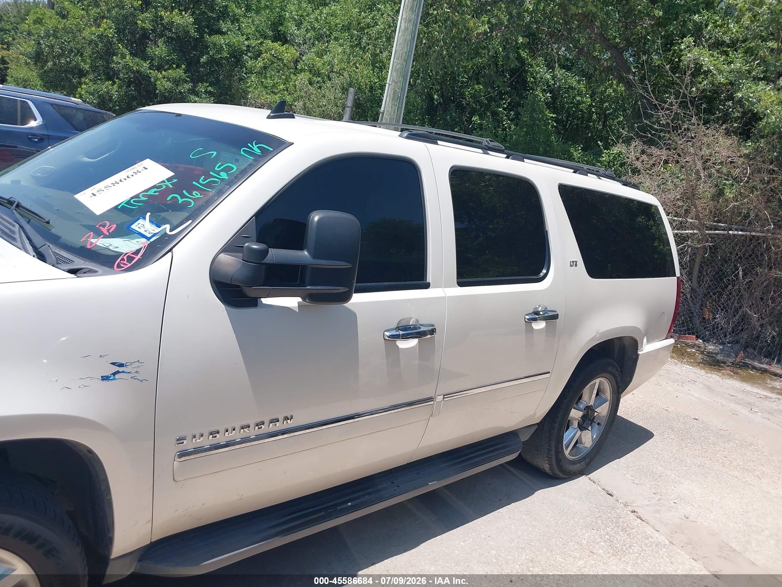 2011 Chevrolet Suburban 1500 Ltz White vin: 1GNSCKE06BR361565