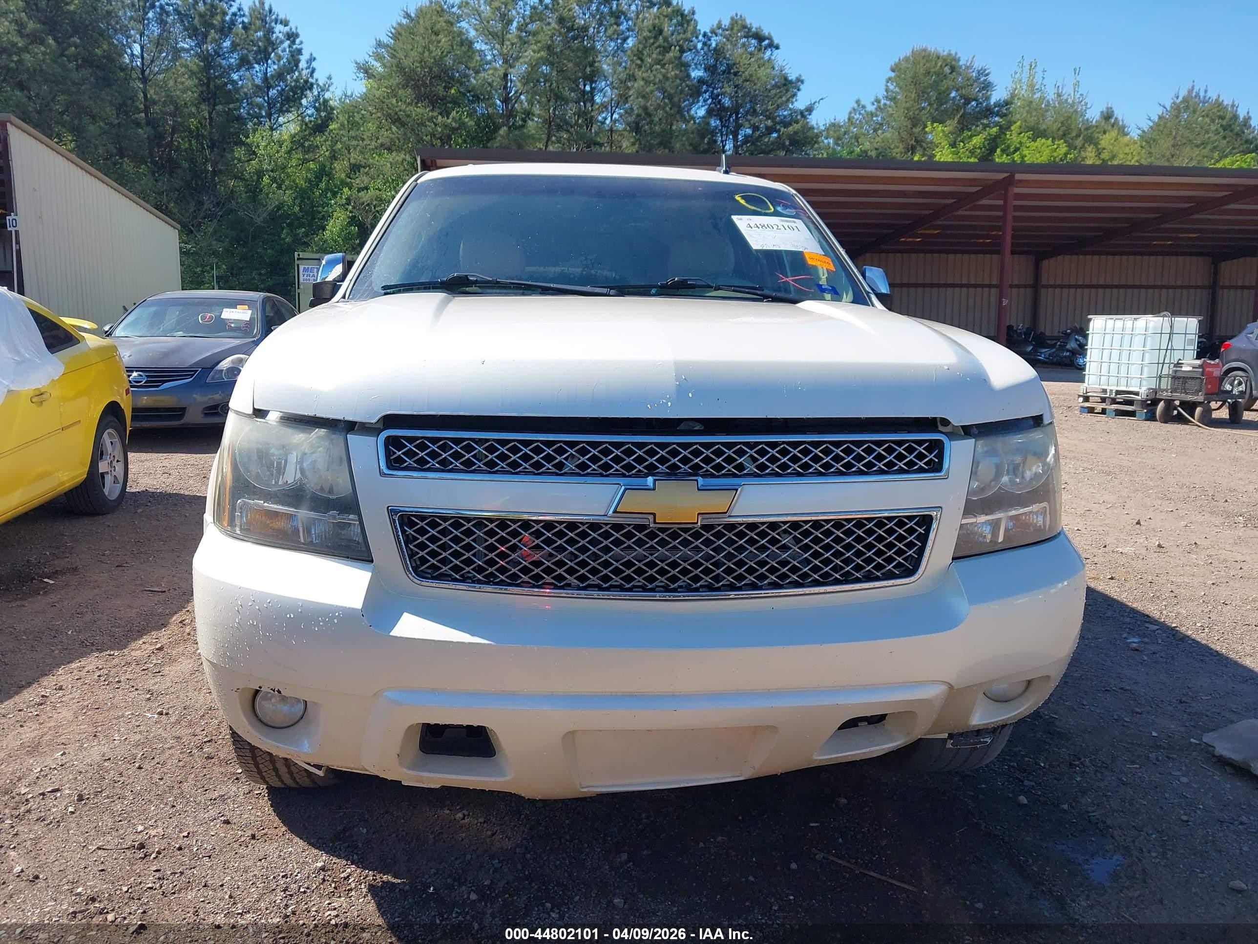 2012 Chevrolet Suburban 1500 Ltz Белый vin: 1GNSCKE08CR323501