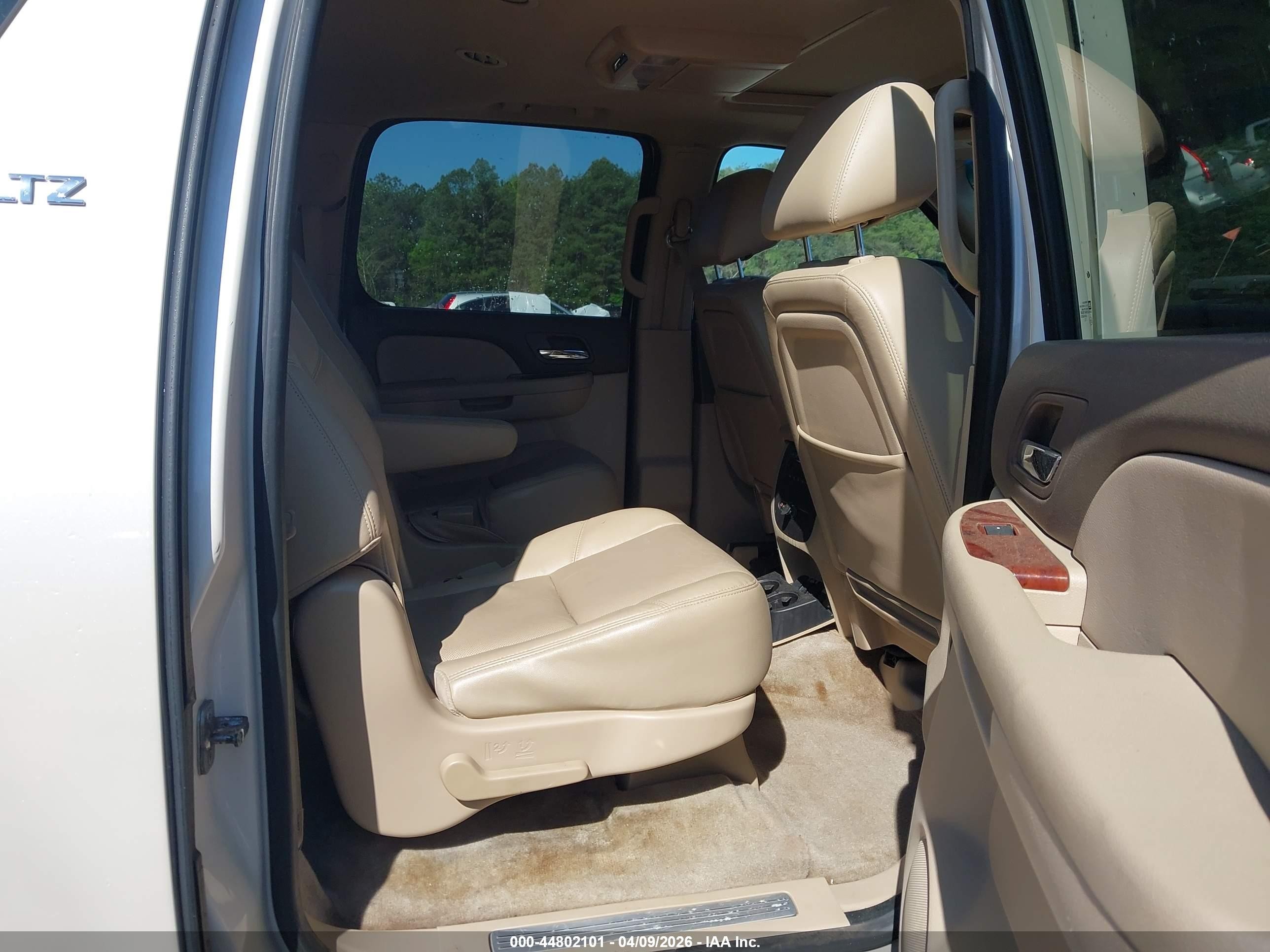 2012 Chevrolet Suburban 1500 Ltz Белый vin: 1GNSCKE08CR323501