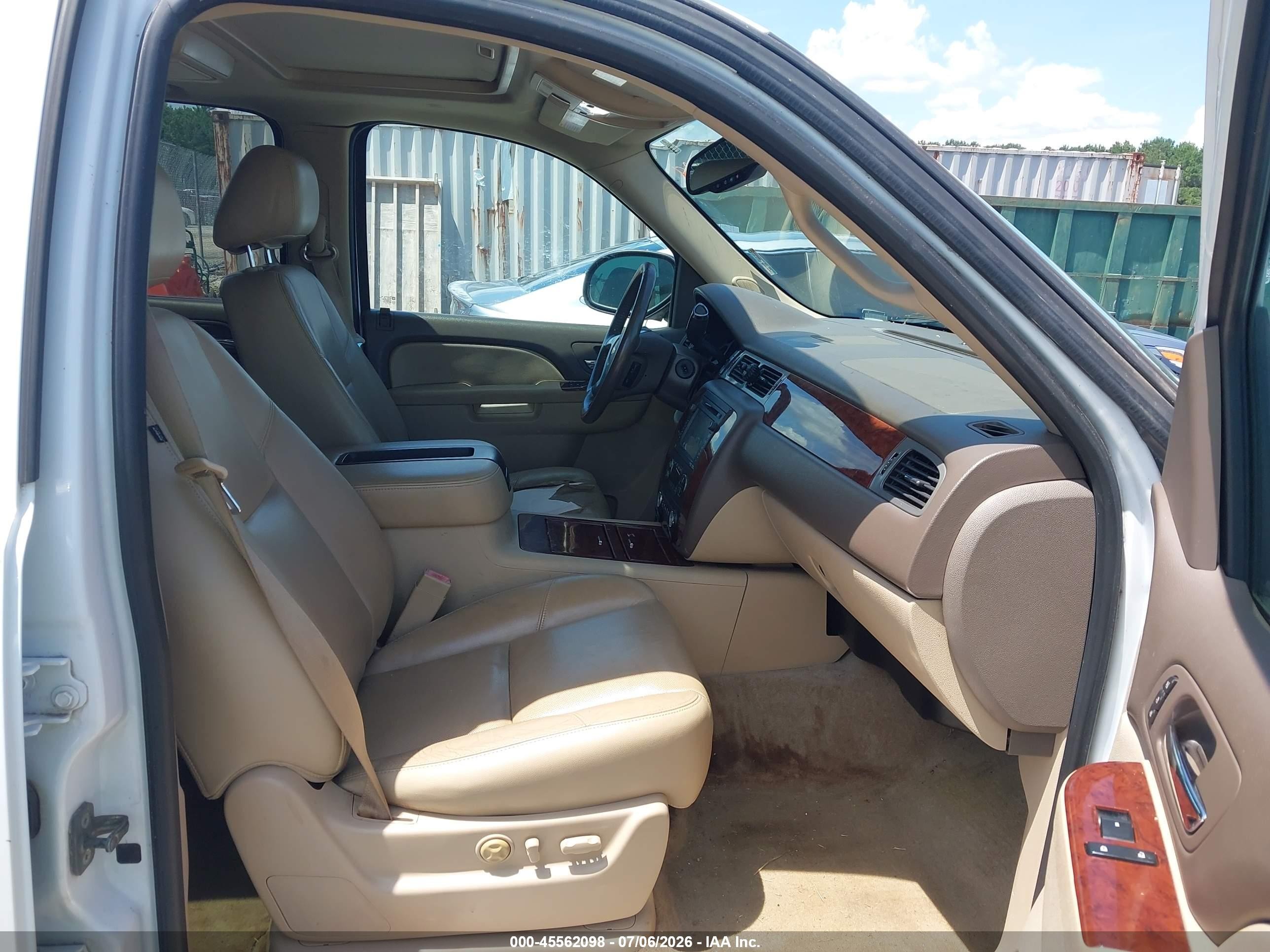 2012 Chevrolet Suburban 1500 Ltz White vin: 1GNSCKE09CR243575