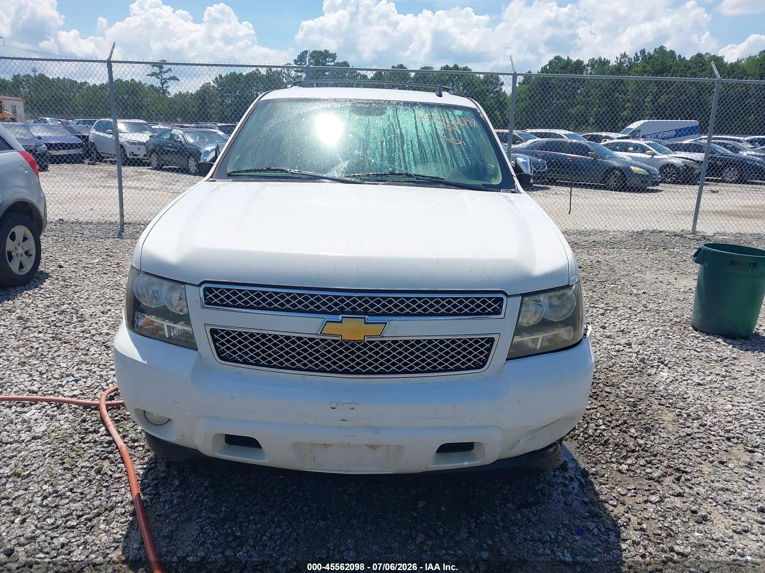 2012 Chevrolet Suburban 1500 Ltz White vin: 1GNSCKE09CR243575