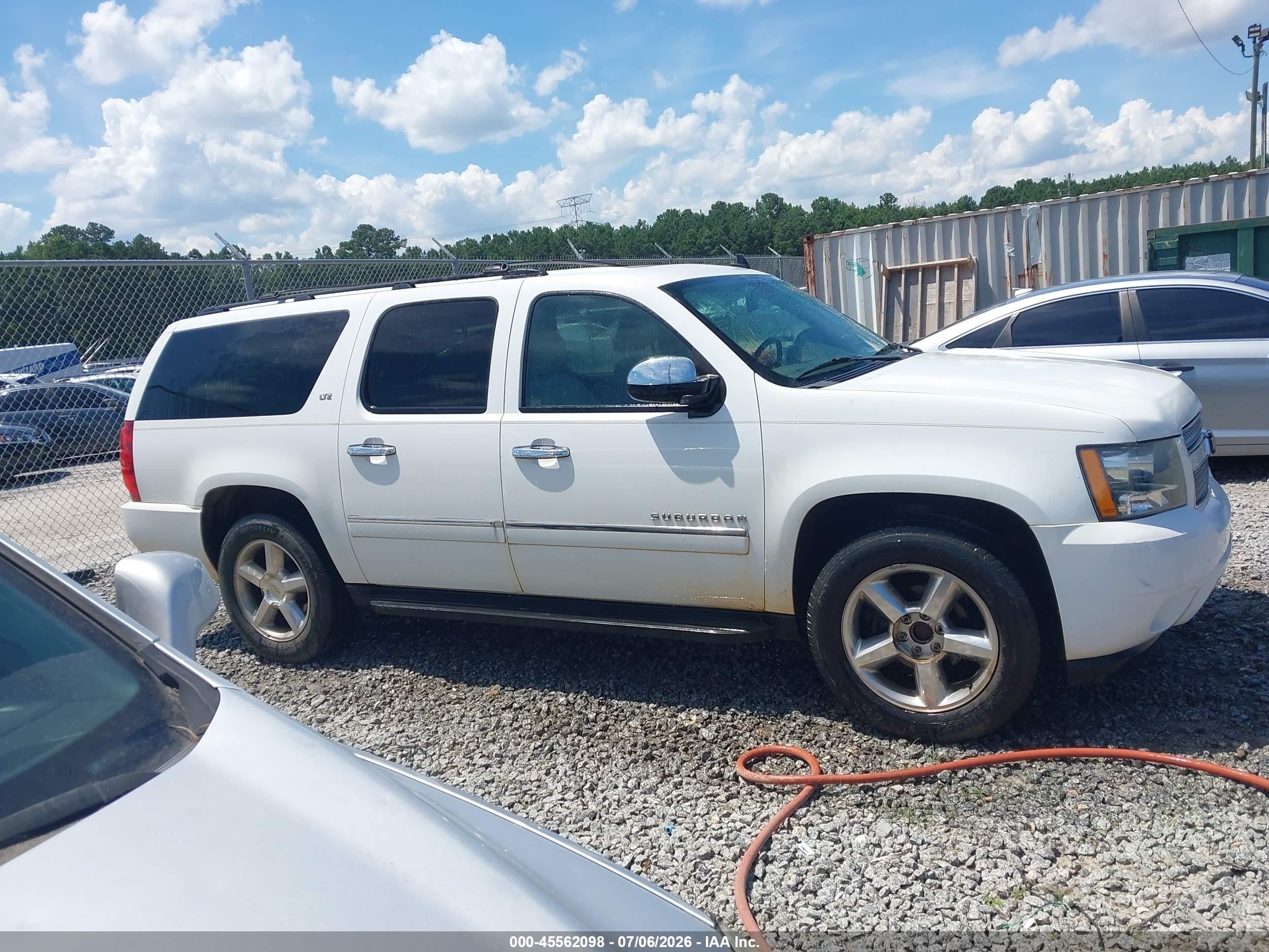 2012 Chevrolet Suburban 1500 Ltz White vin: 1GNSCKE09CR243575