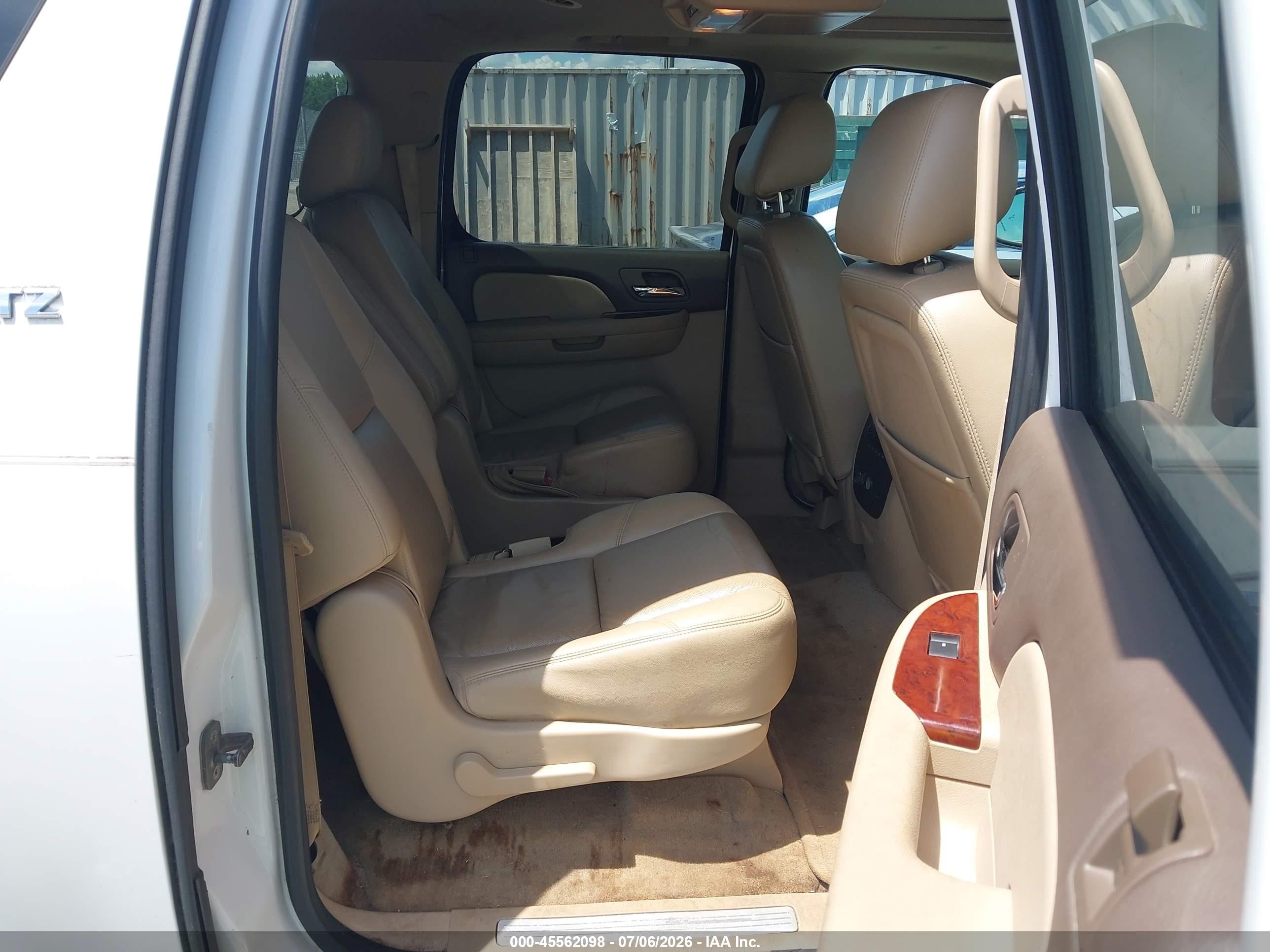 2012 Chevrolet Suburban 1500 Ltz White vin: 1GNSCKE09CR243575